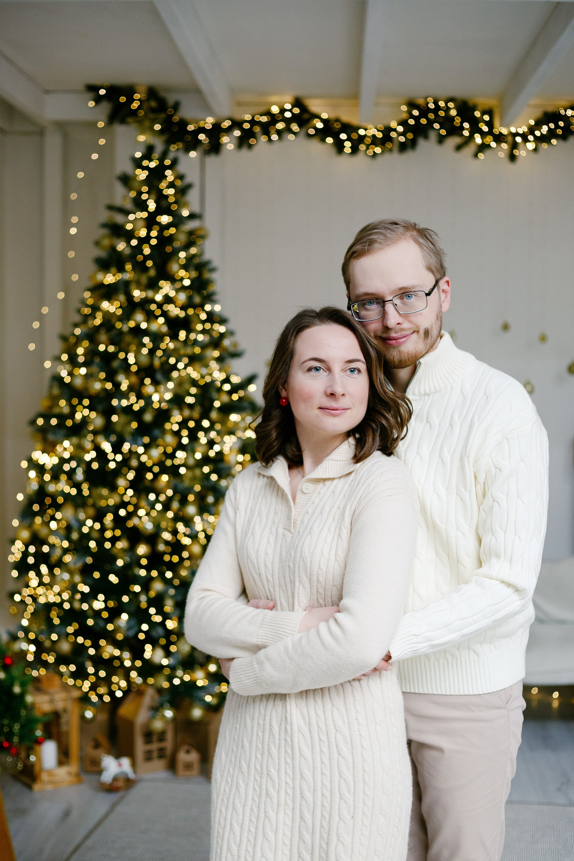 Фотосессия в студии с праздничным интерьером