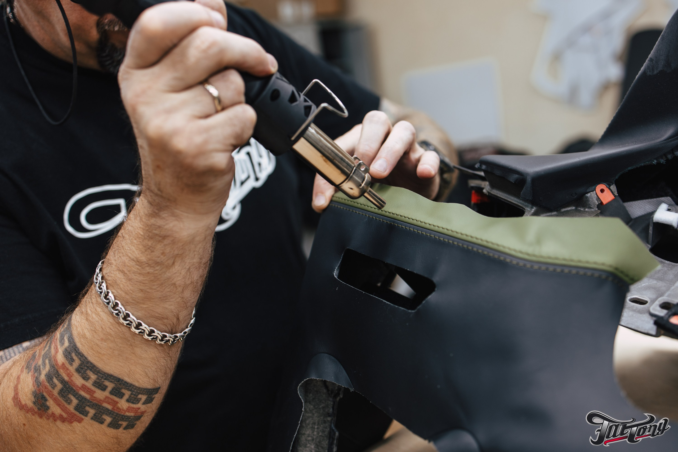 BMW X5M пошив салона в зеленую кожу. DeLorein