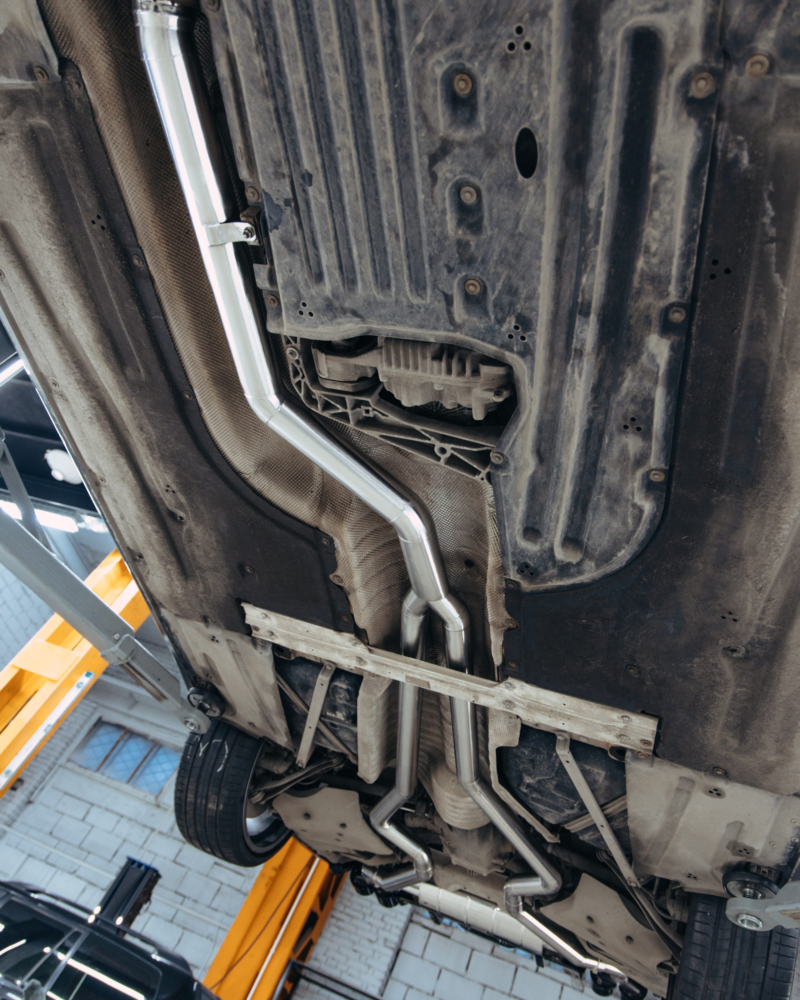 BMW 440i оклейка в зеленый, выхлоп, установка карбонового обвеса, окрас суппортов. DeLorein