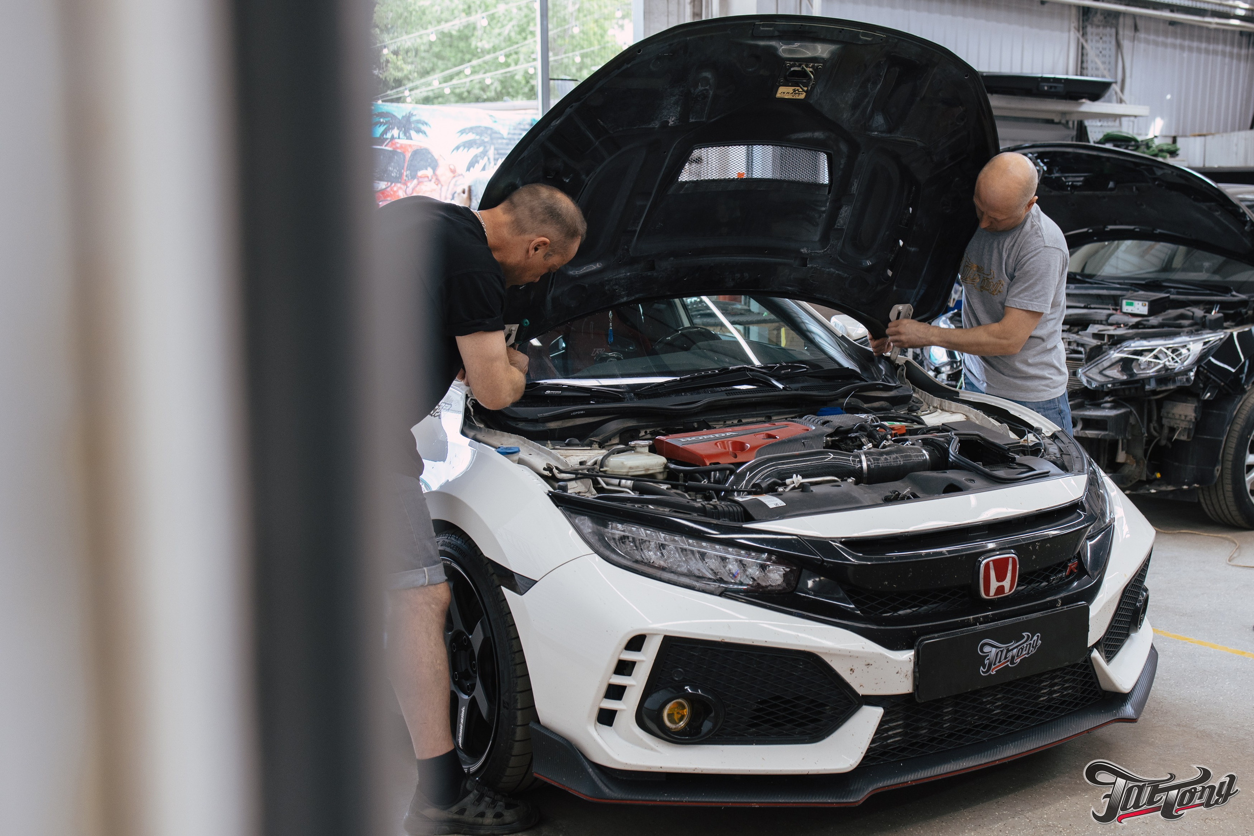 Honda Сivic type R снятие краски c капота и лачка карбона. DeLorein