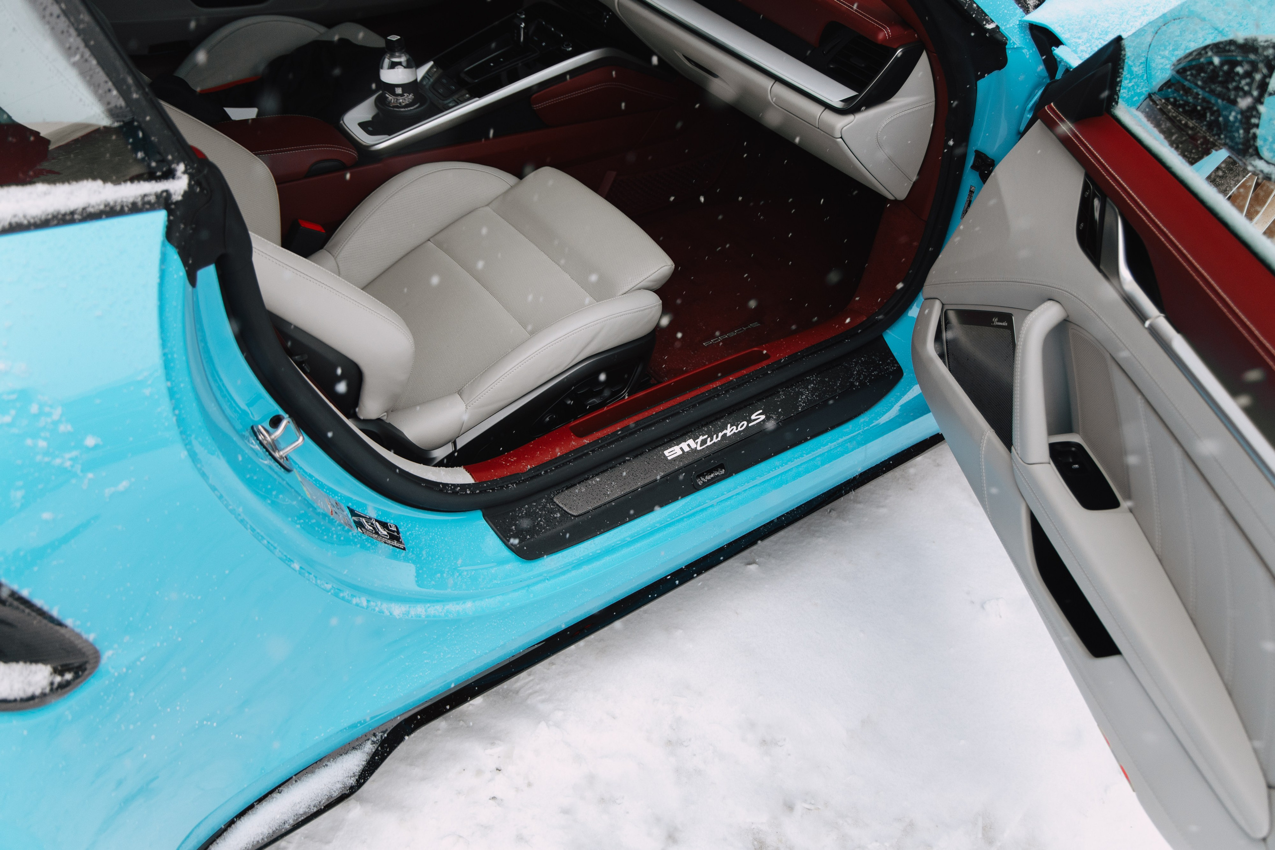 Porsche 911 оклейка в голубой полиуритан с проемами. DeLorein