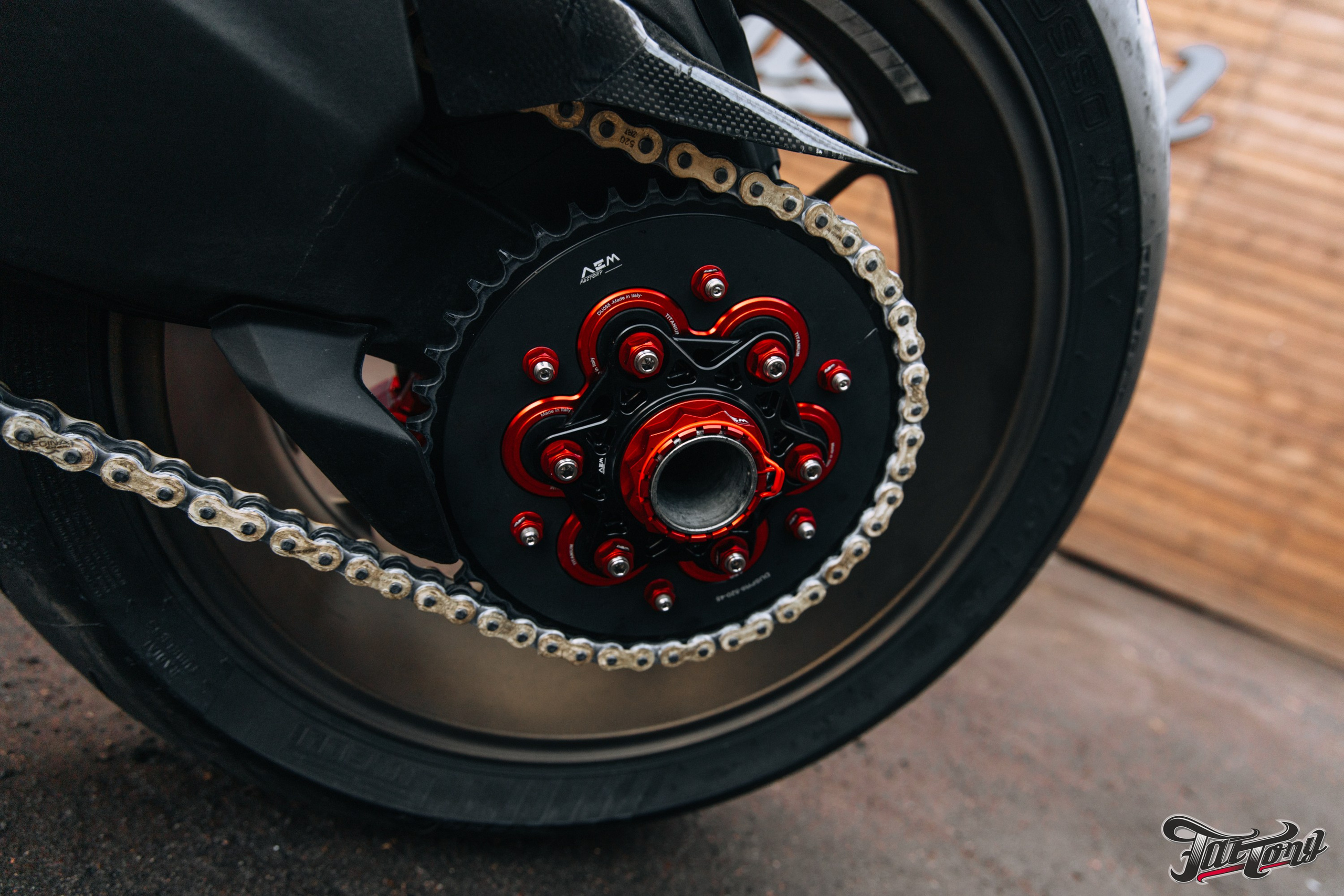 Ducati Streetfighter V2 окрас деталей в красный кэнди и черный мат. DeLorein