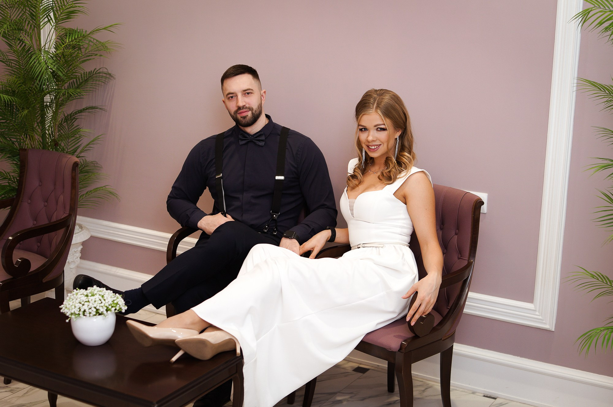 жених и невеста в загсе Красносельского района в фиолетовой комнате