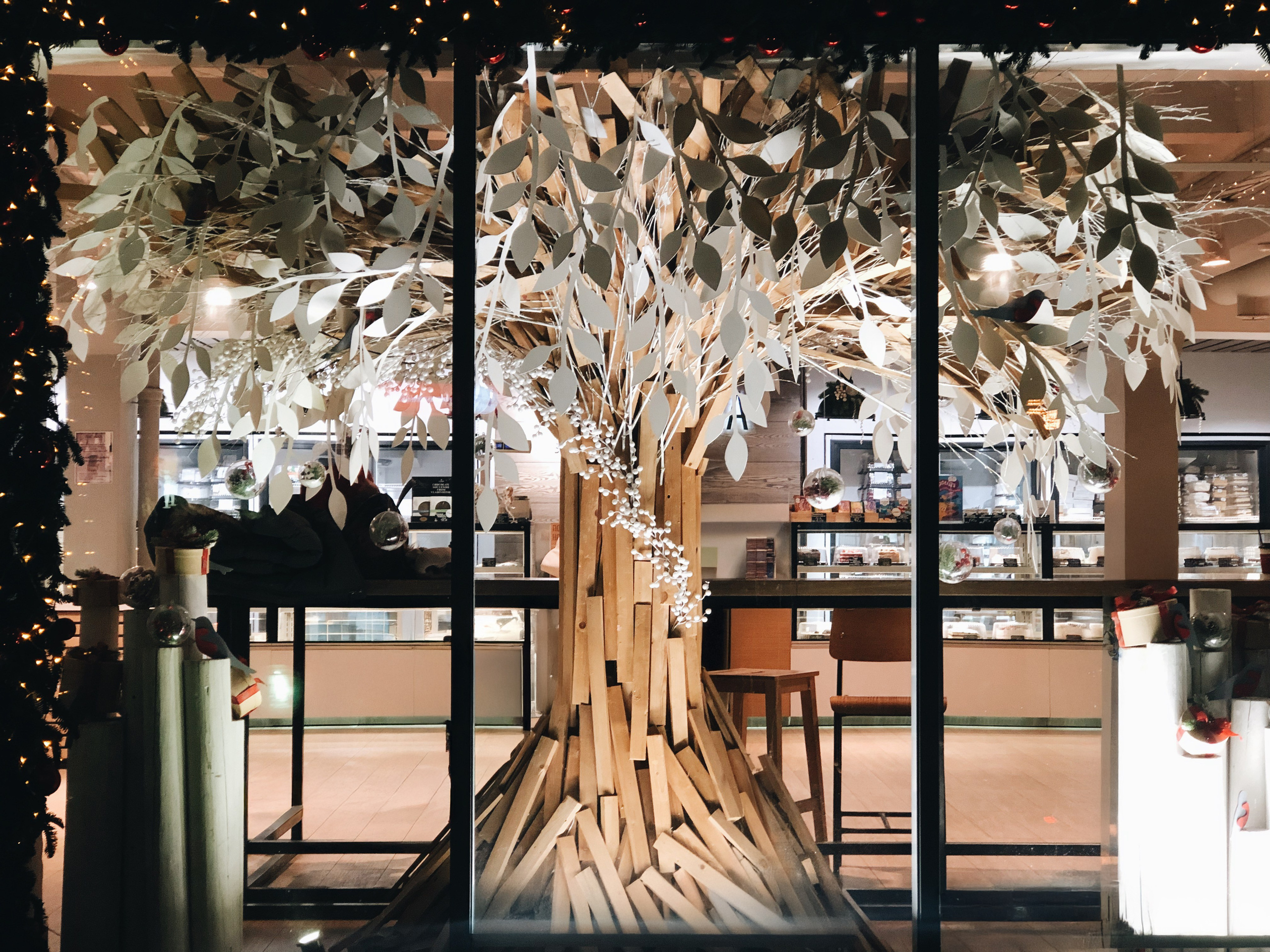 Оформление витрин Лакомка. Ксения Почтарь. Декоратор и флорист, город Владивосток