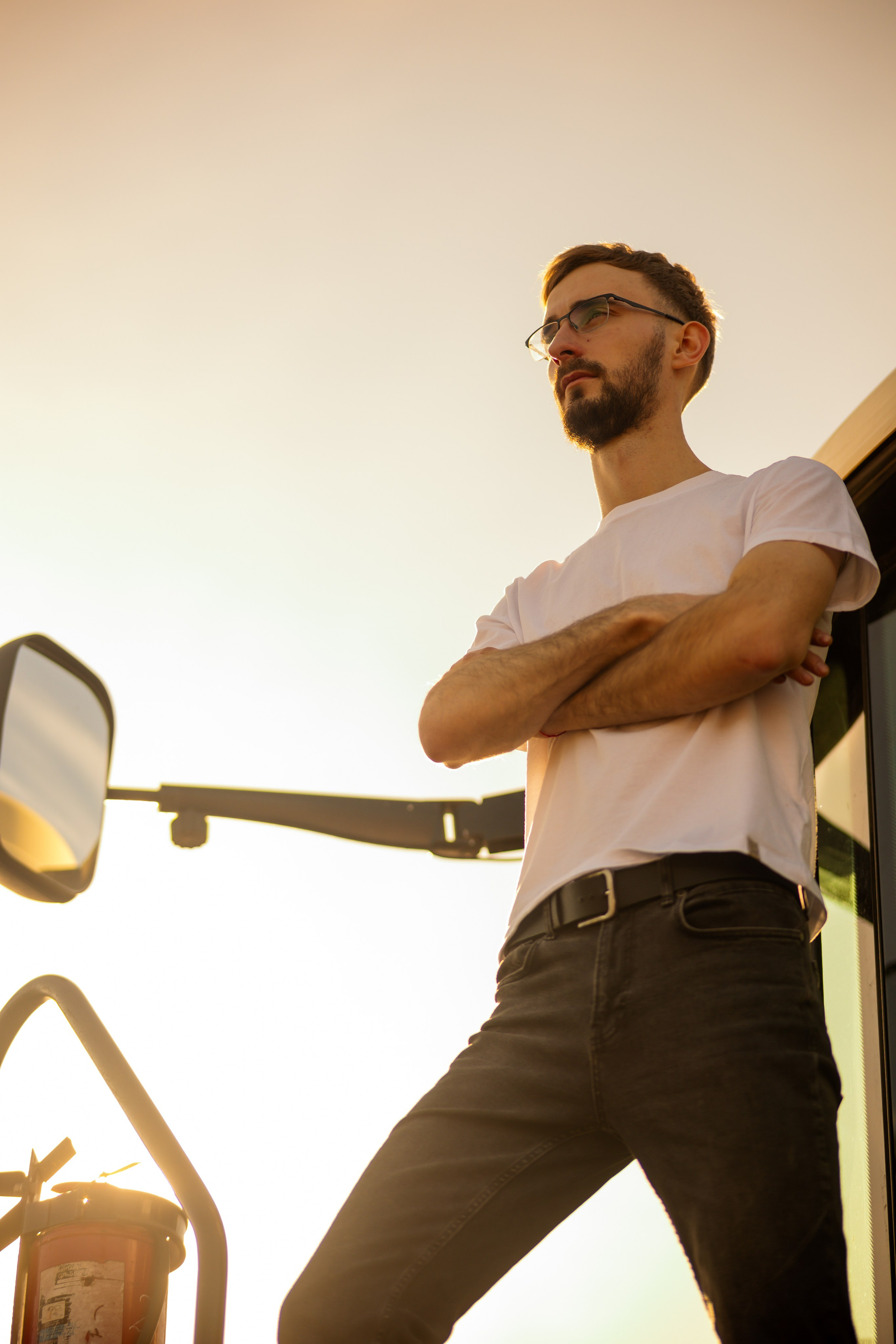 Мужской портрет у кабины трактора, контровый золотой свет, ферма, Тавда, Илья Антропов