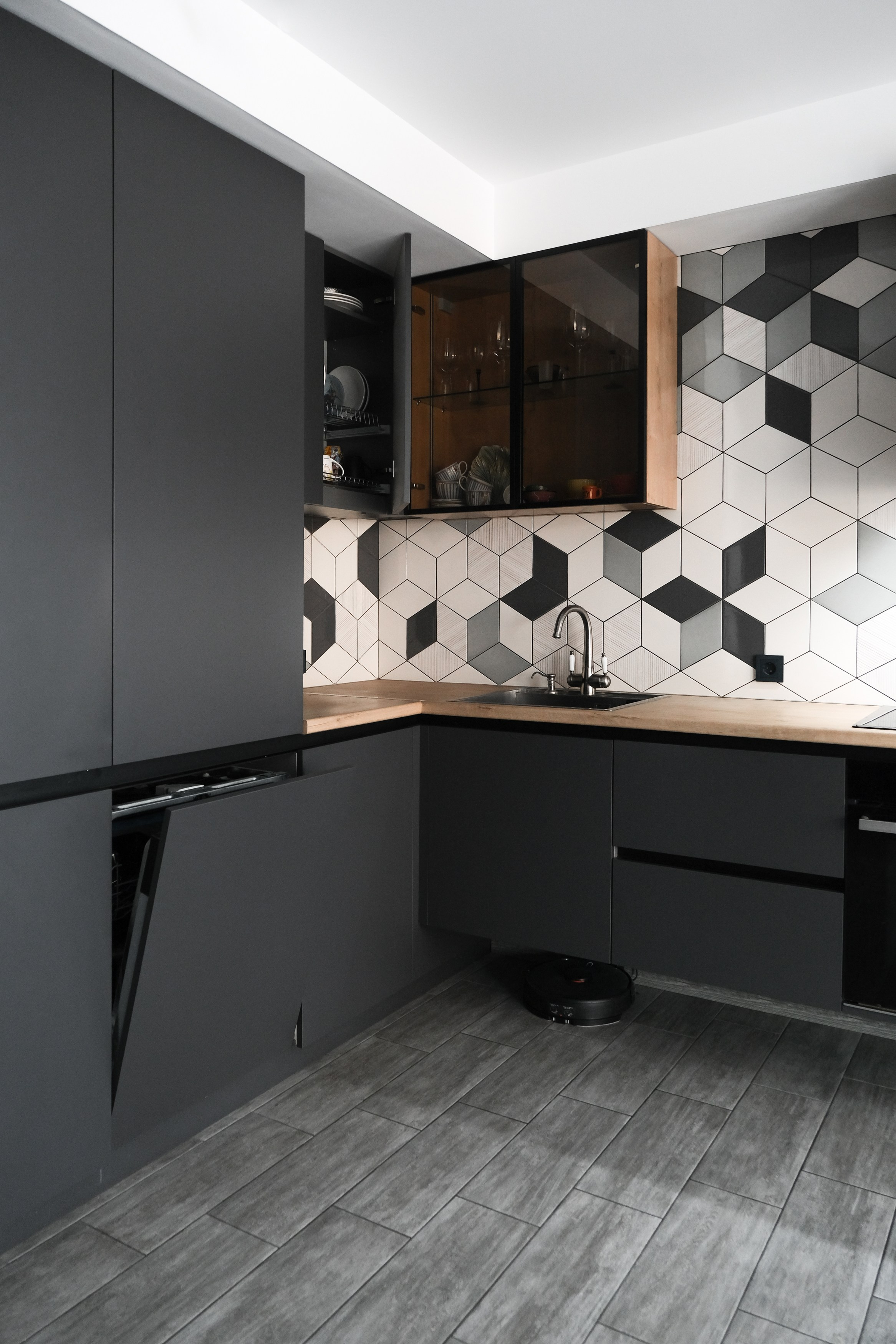 Кухня в Томске на заказ в Академгородке Таунхаус. Мебель на заказ. ГУДРУМ — Мебель на заказ в Томске | Кухни | Шкафы | Стулья и Столы