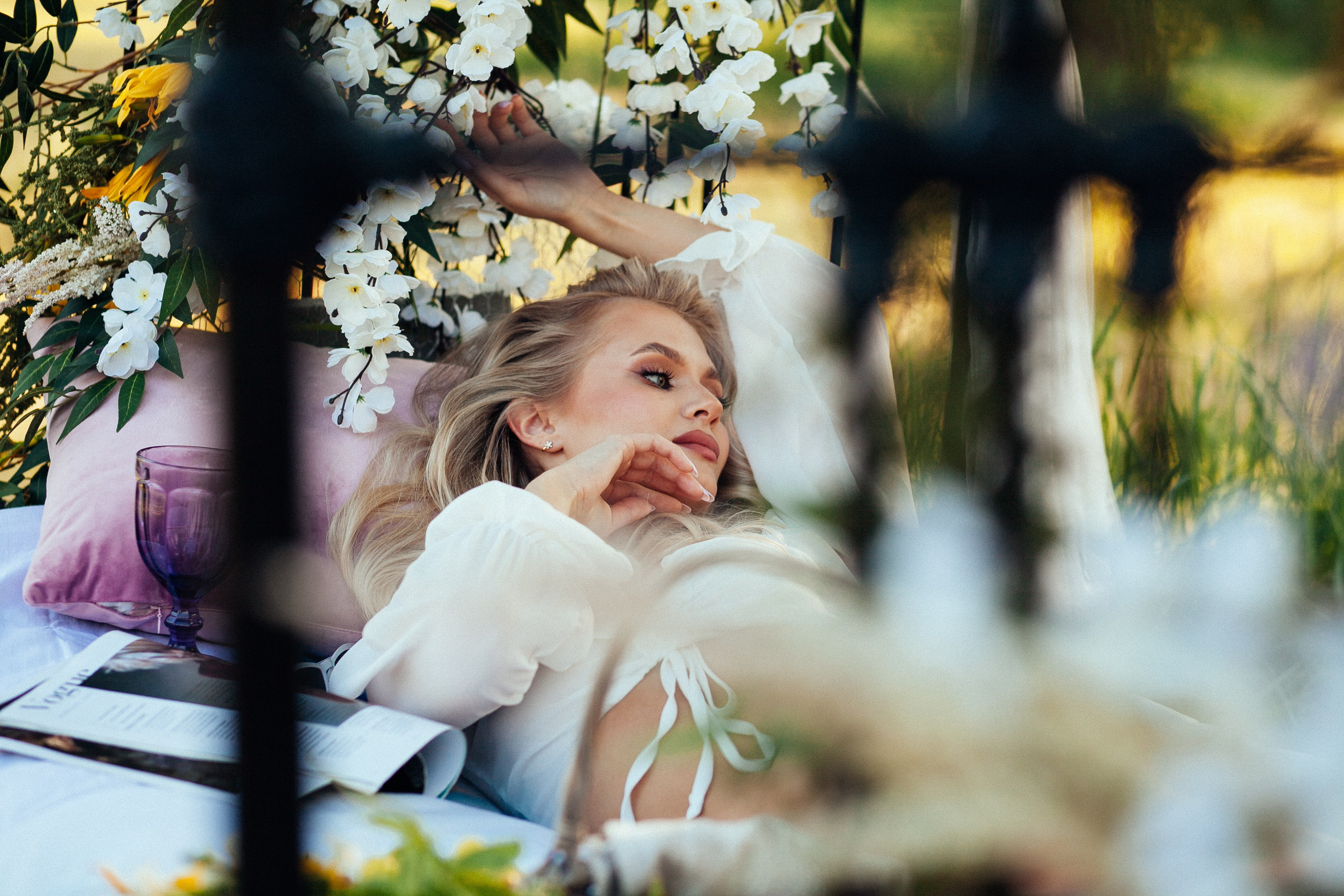 утро очень красивая невеста блондинка цветы природа лето декор дерево кровать бокал