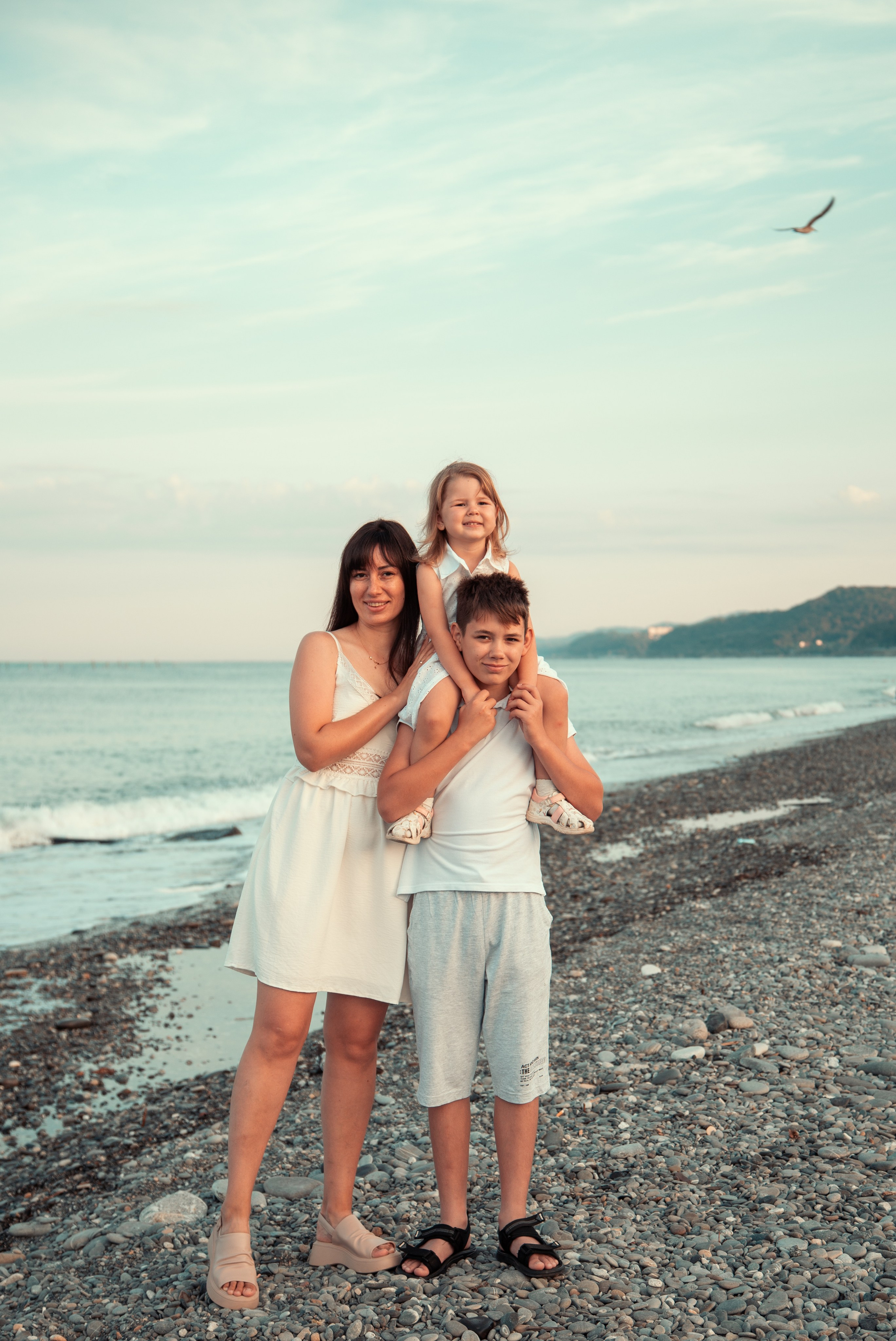 Завтрак у моря в Лоо на пляже «Горный Воздух». Семейный фотограф в Сочи, Лоо, Дагомысе, Вардане Кучумова Олеся