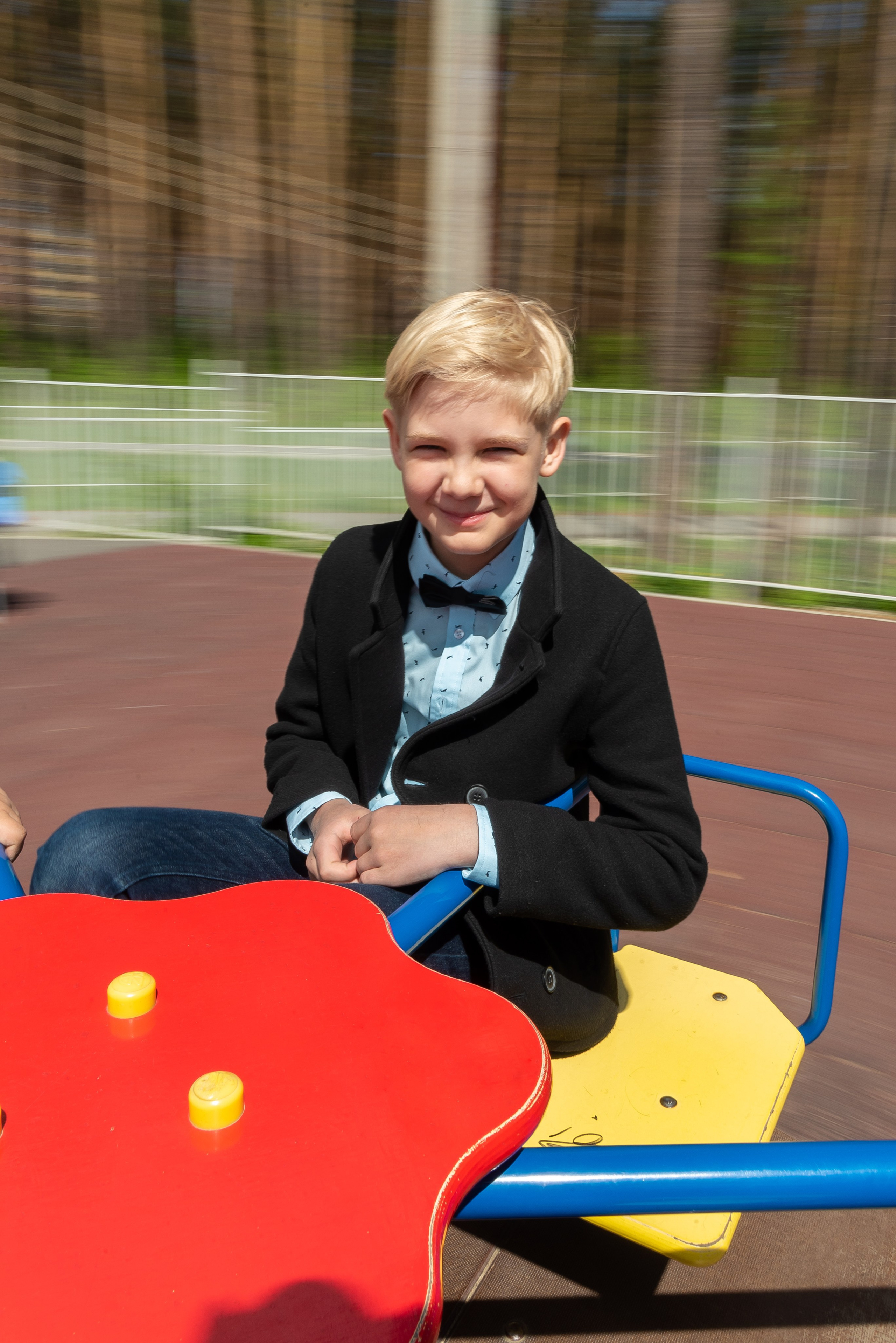 В школьном дворе, парке. Детский фотограф в Екатеринбурге и Берёзовском Евгений Кондаков