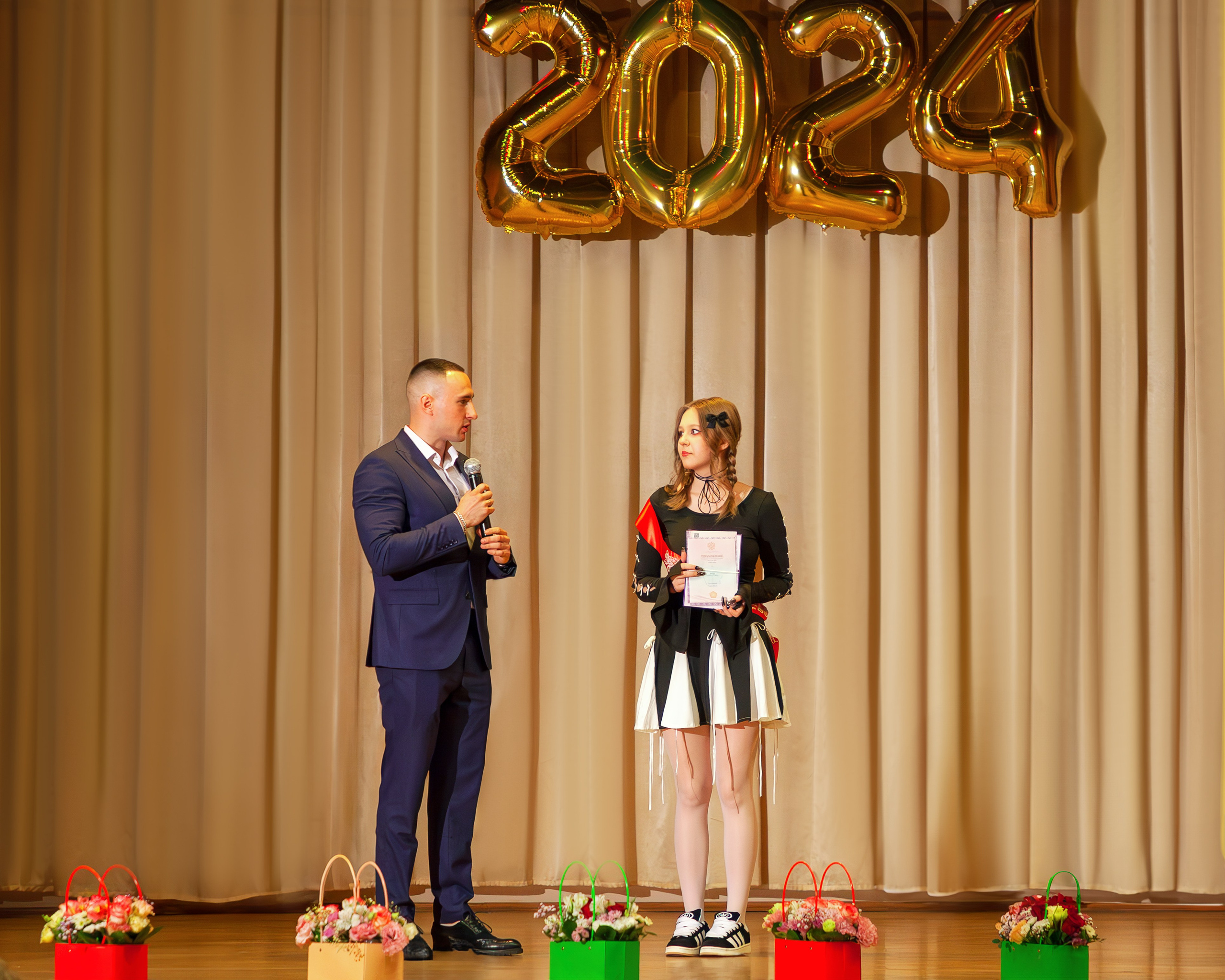 498 школа вручение дипломов, 2024. Выпускные альбомы и школьный фотограф в Подольске, Троицке, Щербинке, Москве и Московской области