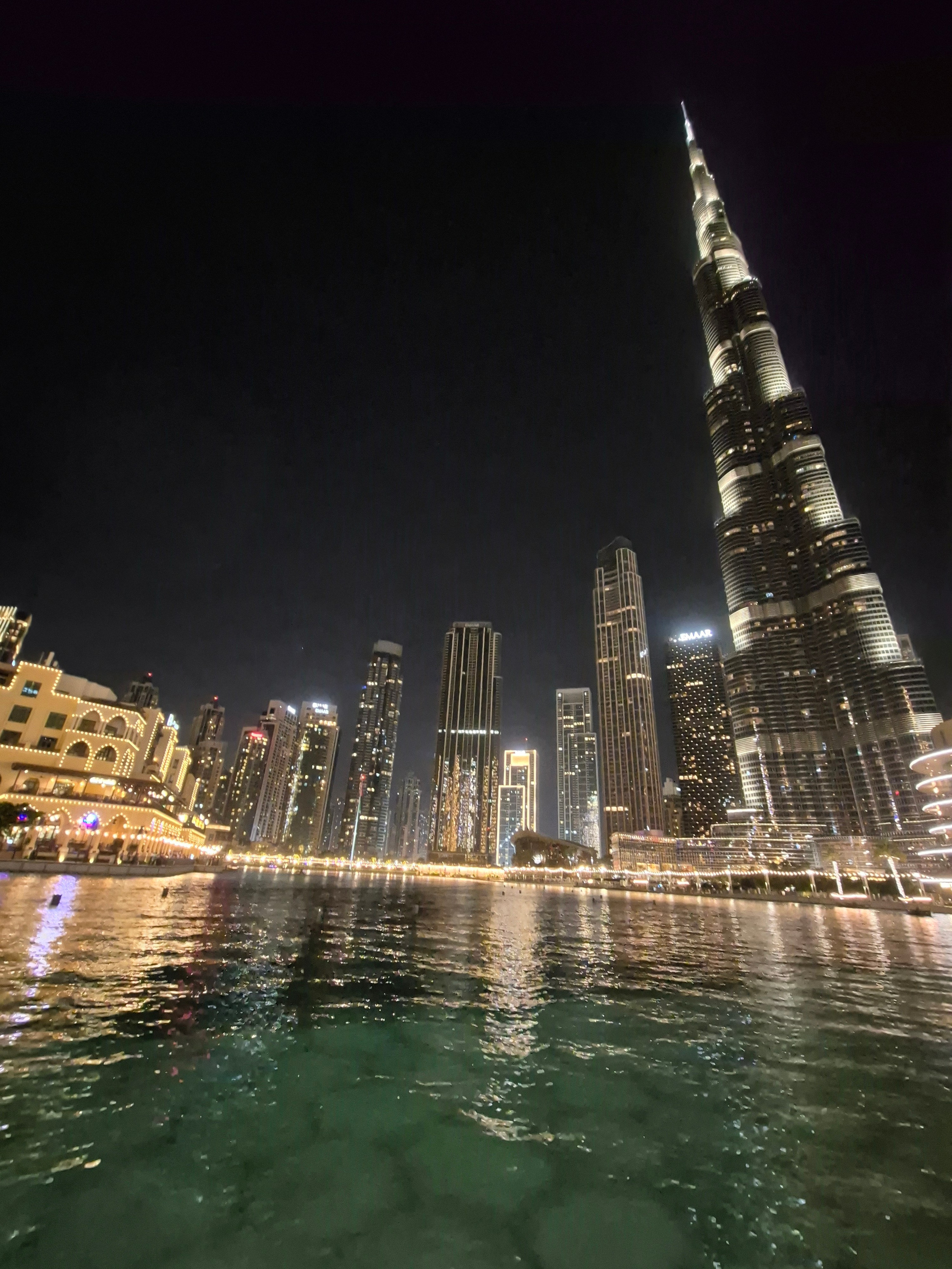 Народ гуляет с детьми. Это - совсем парадный центр города