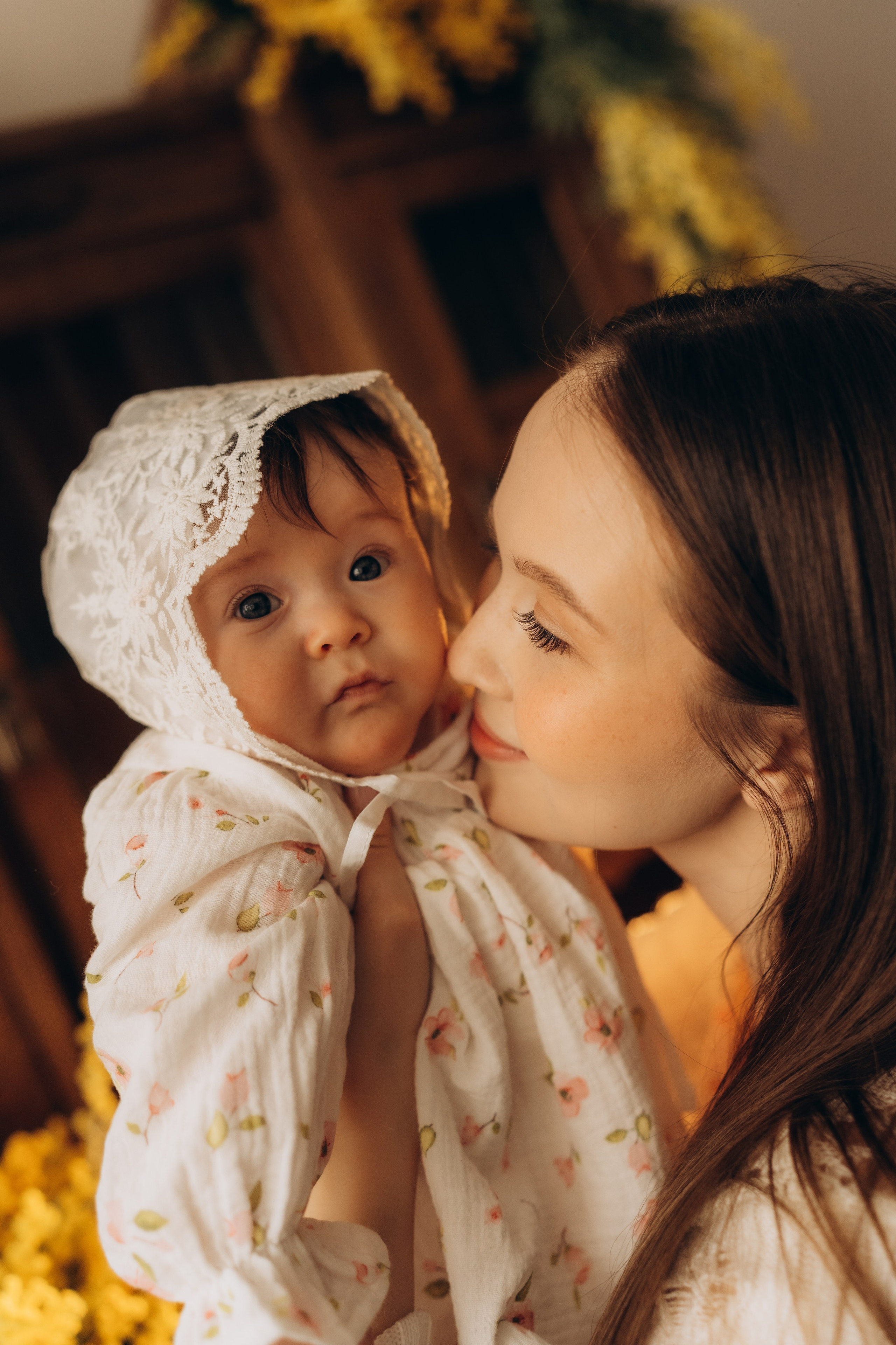 Мама с дочкой и мимозы. Семейный фотограф в Казани