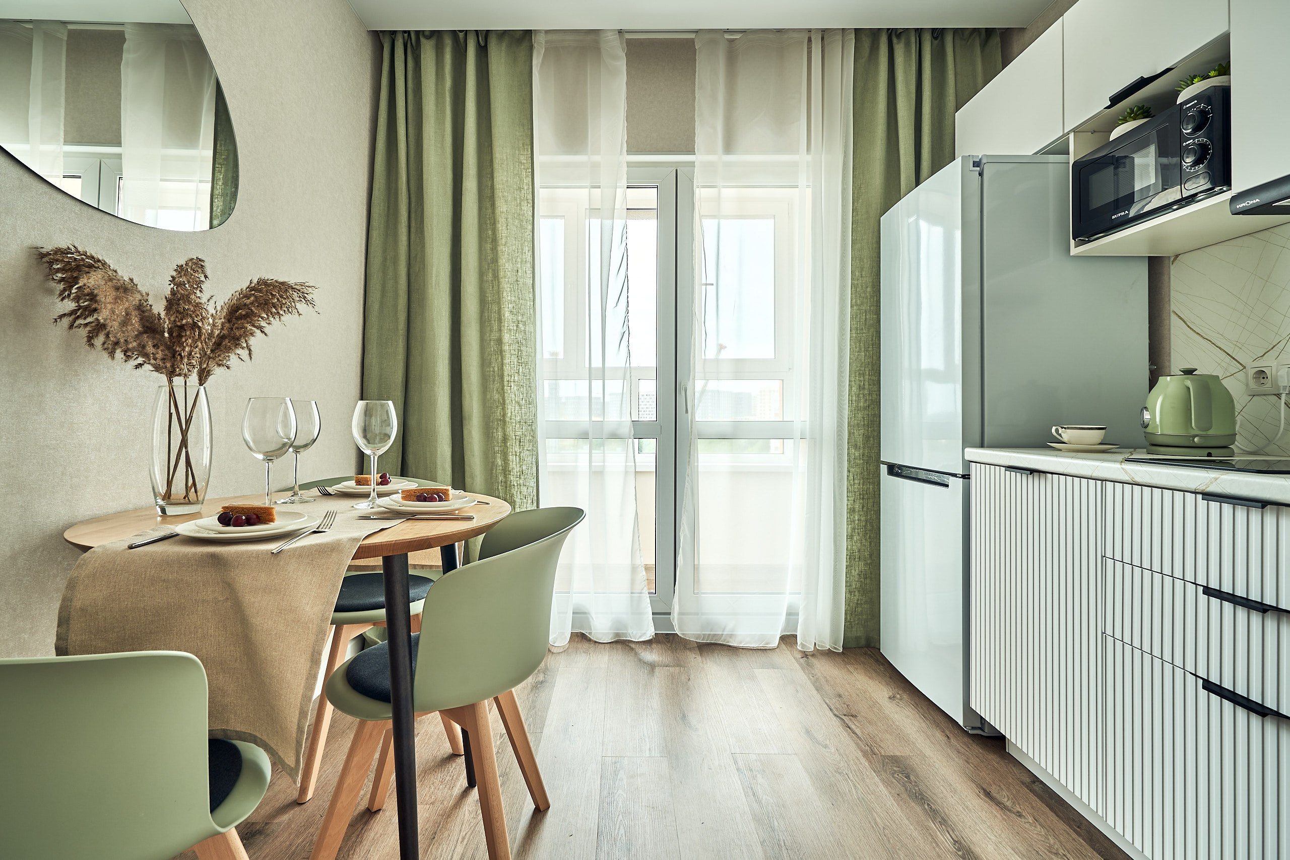 Интерьерная съемка: фронтальный общий план на кухне подмосковной квартиры