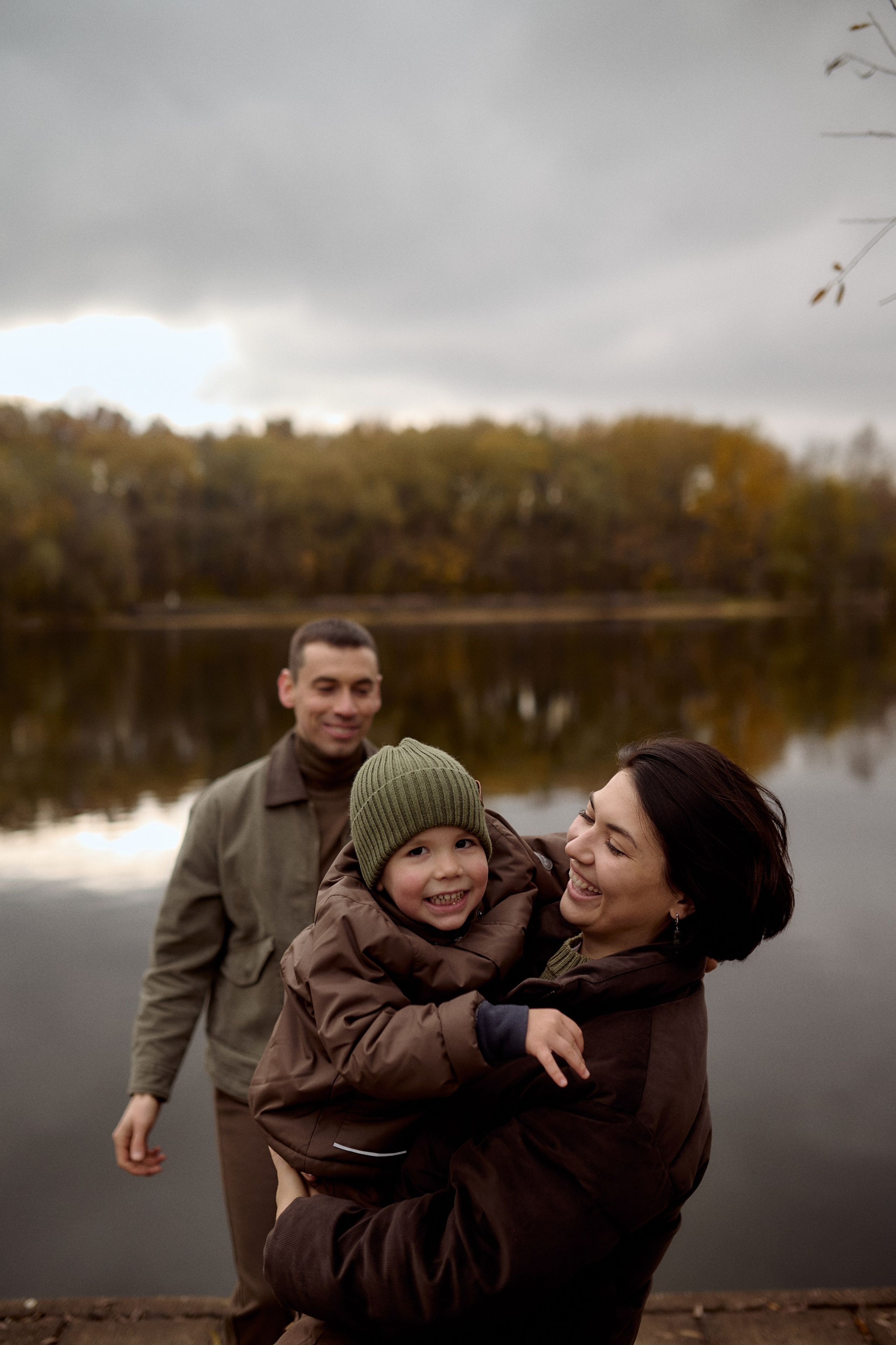 Вова, Юля и Максим в осеннем парке. Семейный и свадебный lifestyle-фотограф в Москве Мария Петрова