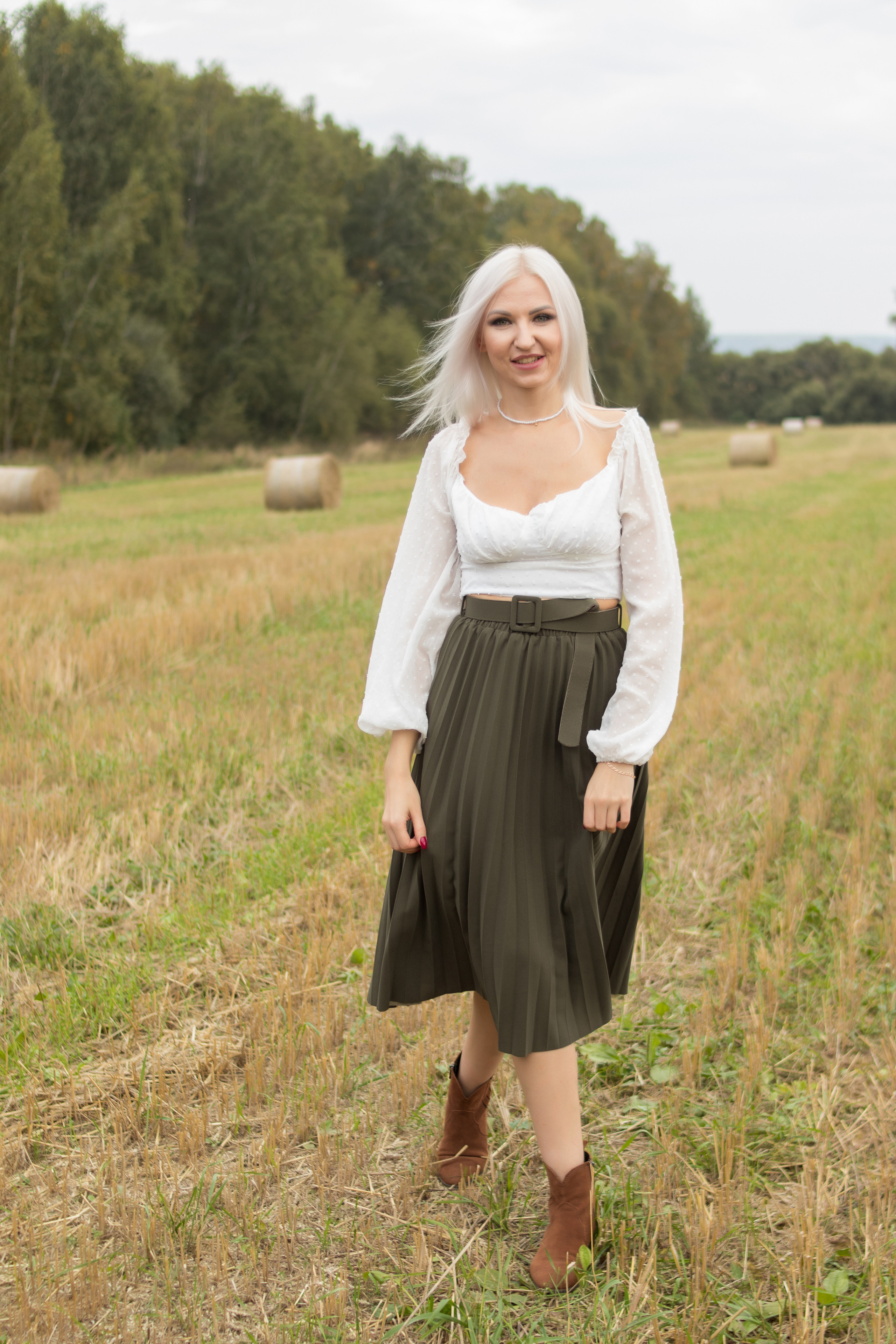 Елена в поле с рулонами сена. Фотограф в Серпухове Наталья Руденко