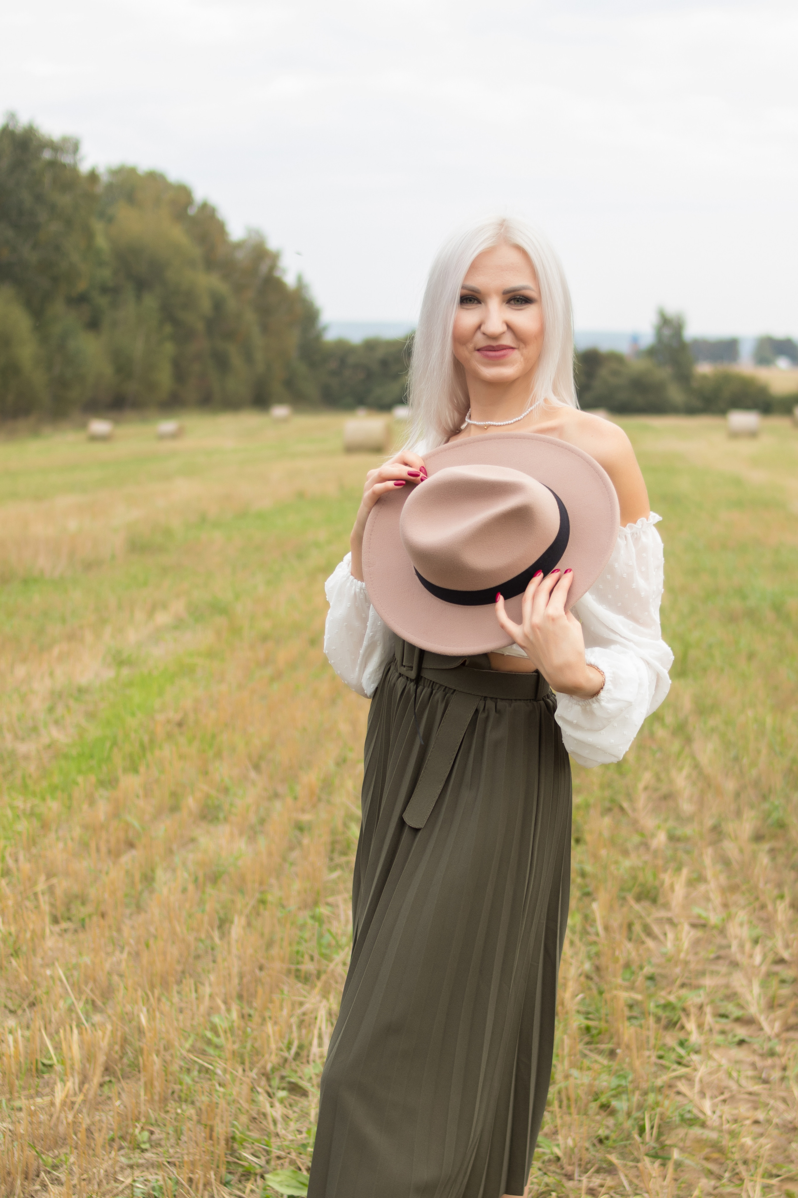 Девушка в поле