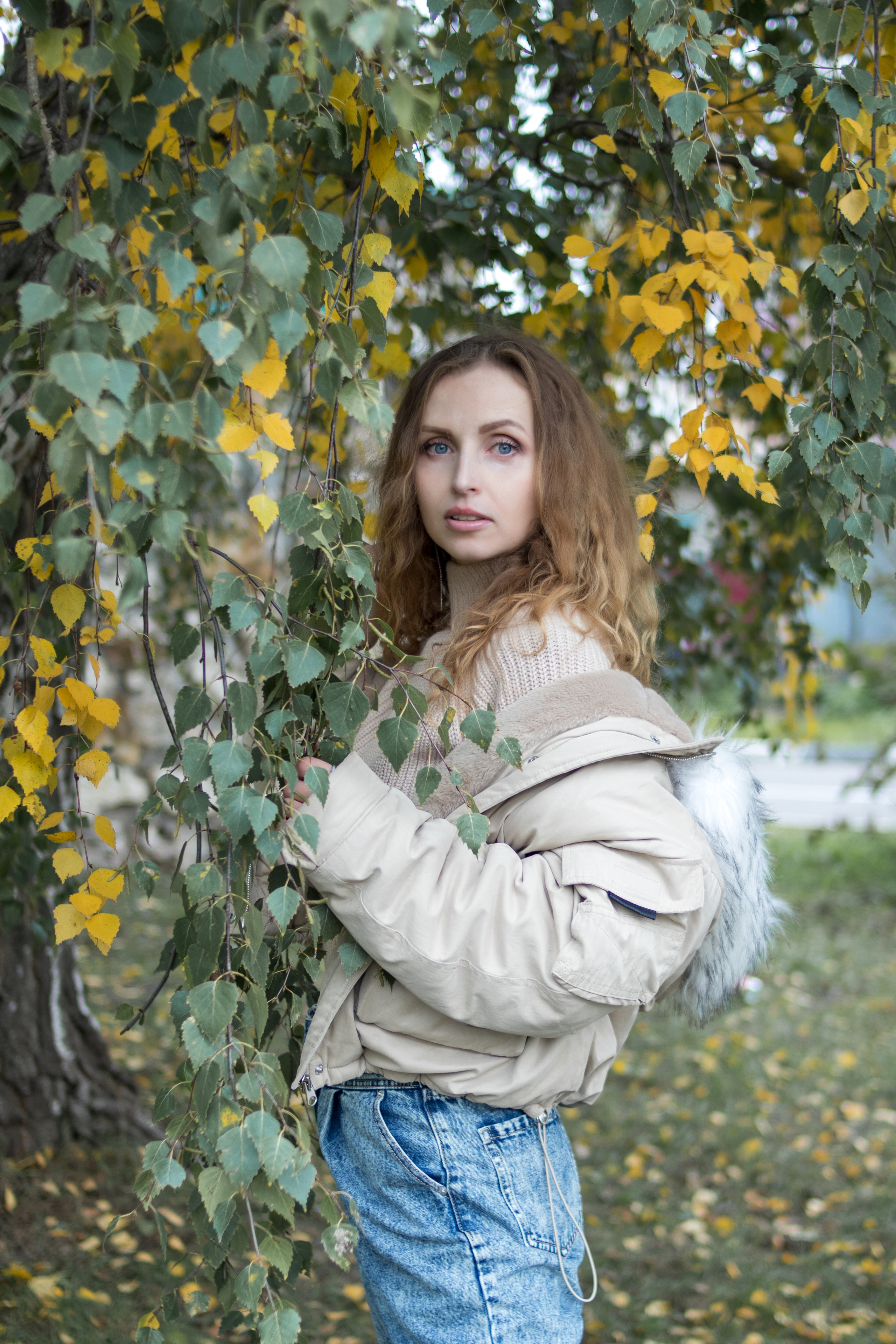 Красивая девушка у березы