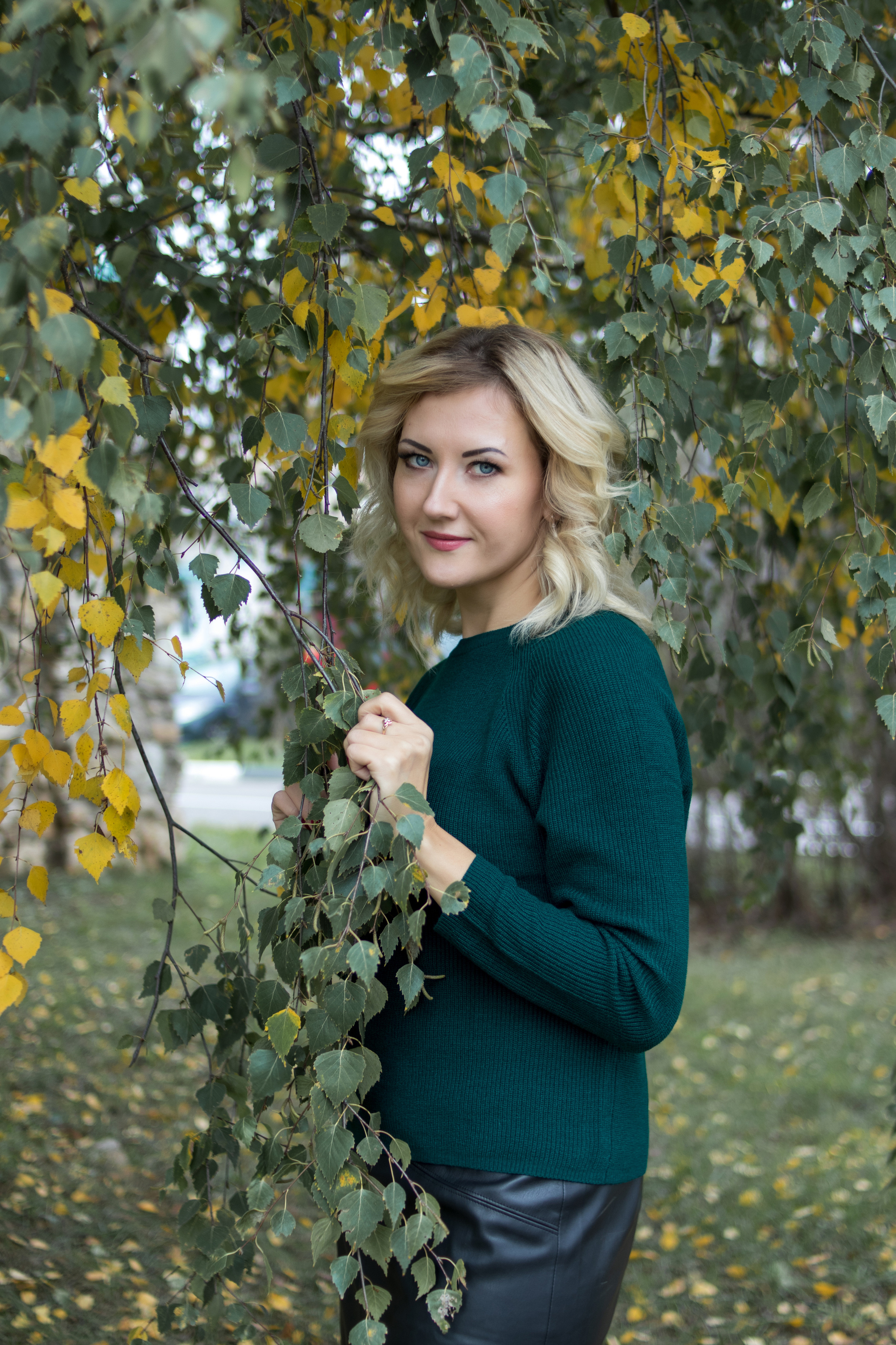 Девушка у березы