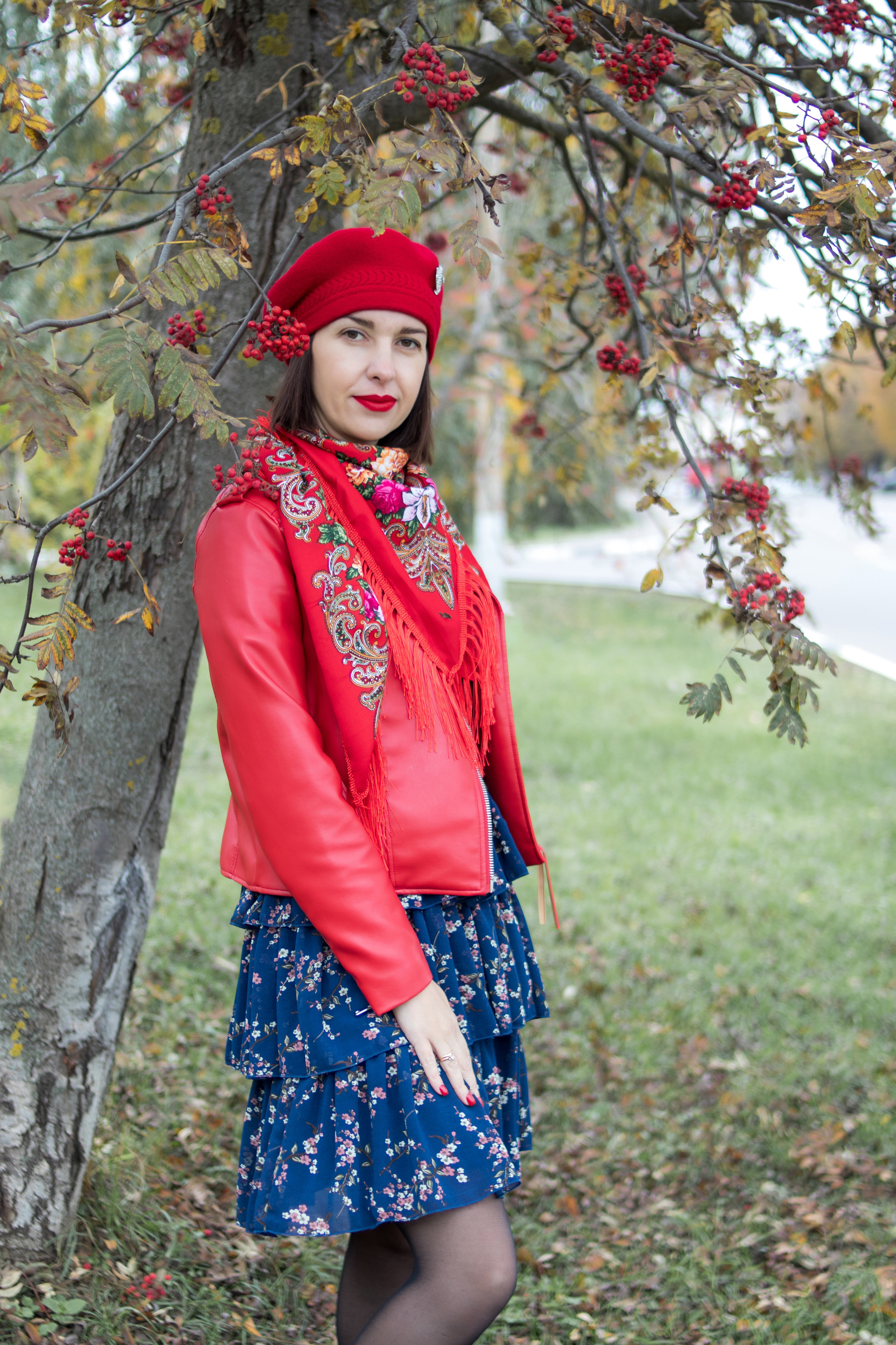 Кокошник, платок и рябина