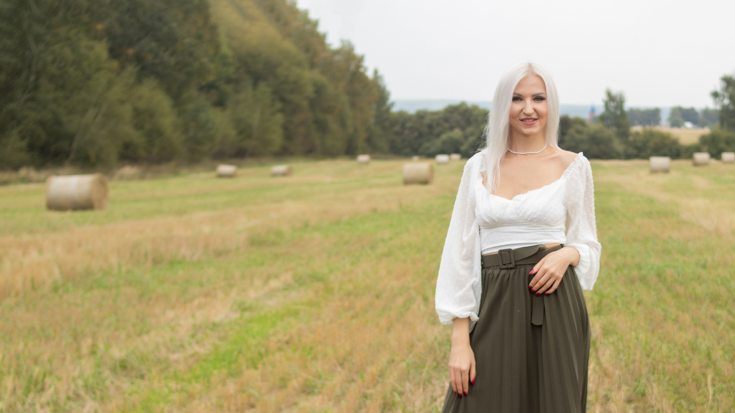 Елена в поле с рулонами сена. Фотограф в Серпухове Наталья Руденко