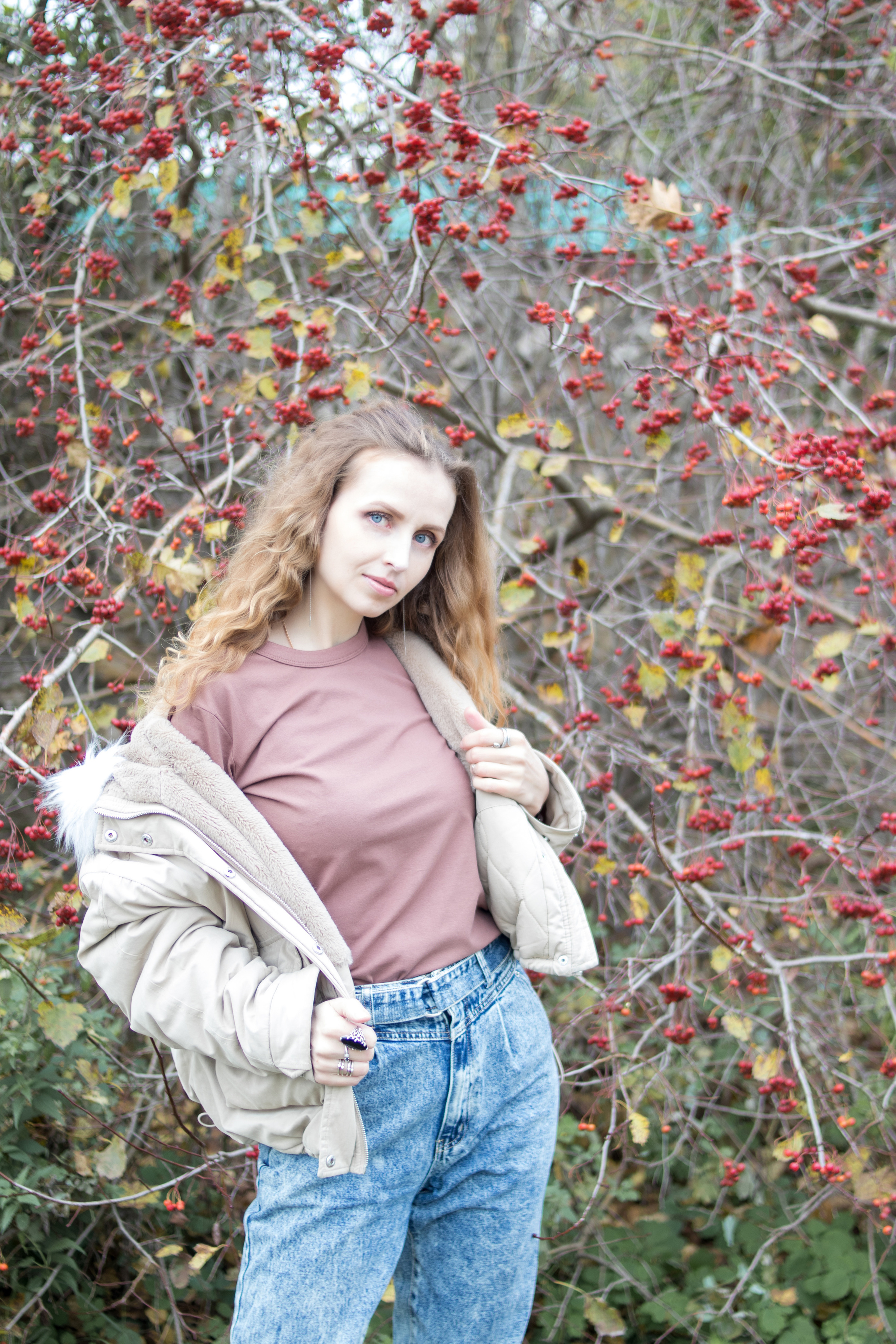 Красивая девушка и боярышник