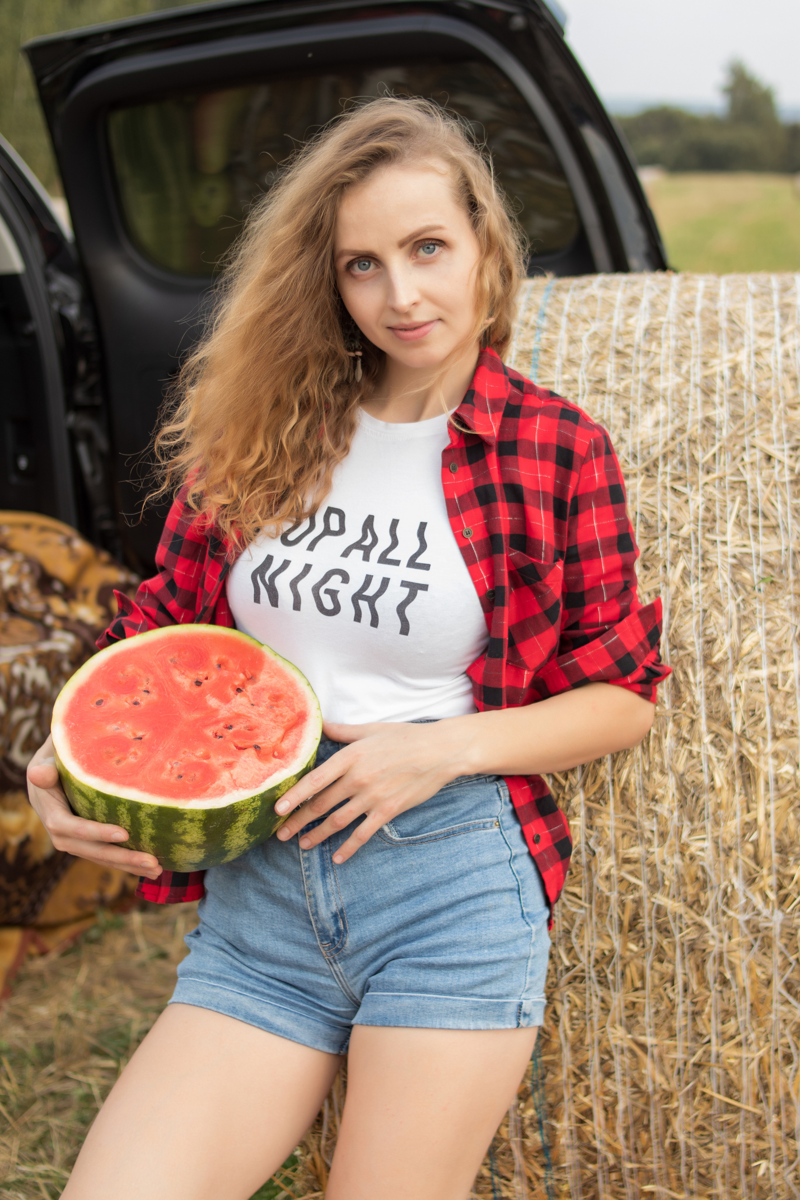 Красивая девушка с арбузом