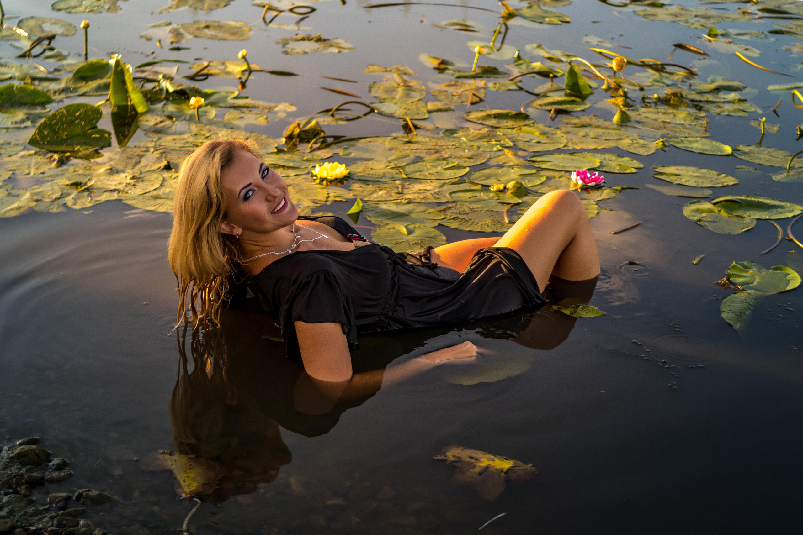 Красивая девушка в кувшинках