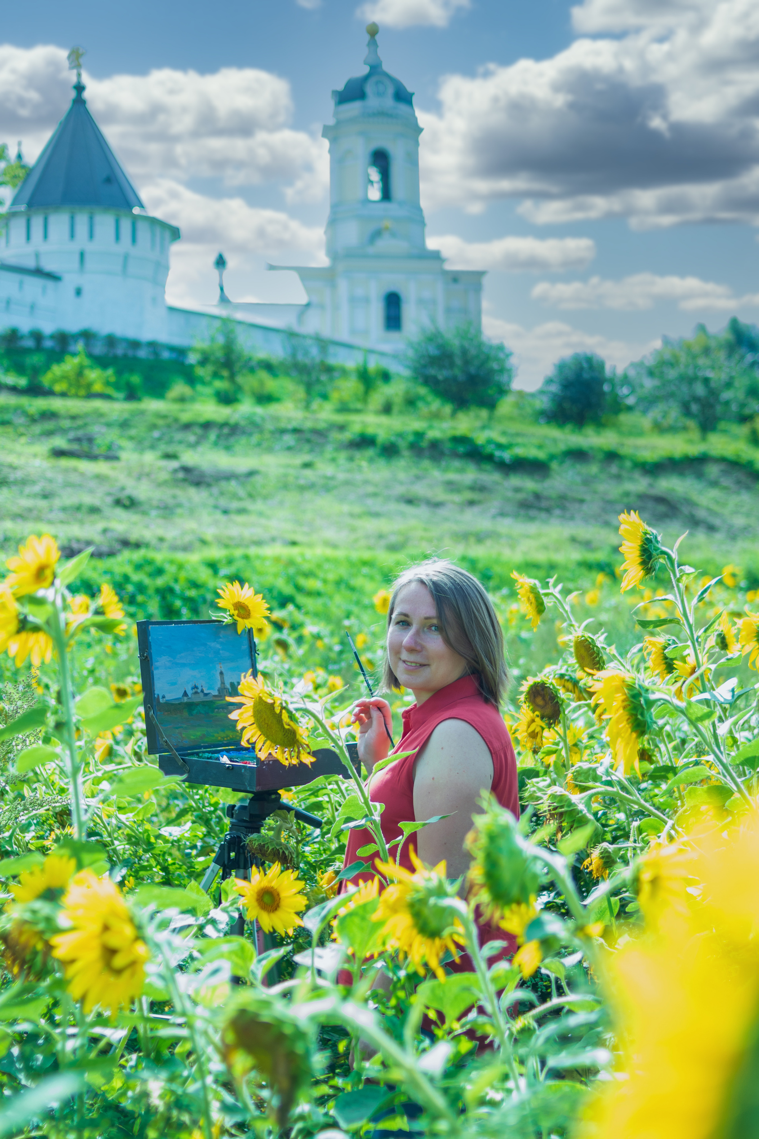 Подсолнухи у стен монастыря.