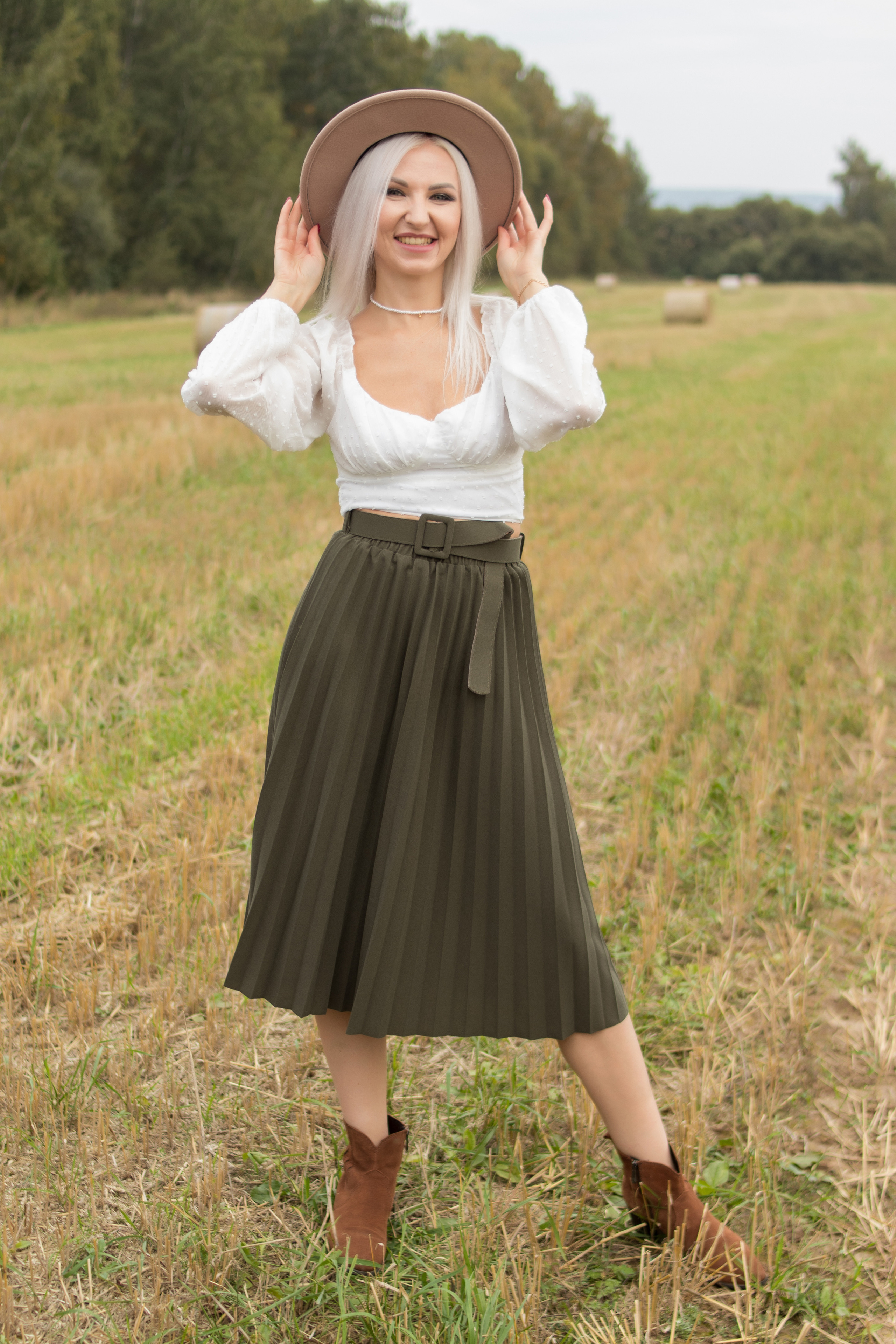 Девушка в шляпе