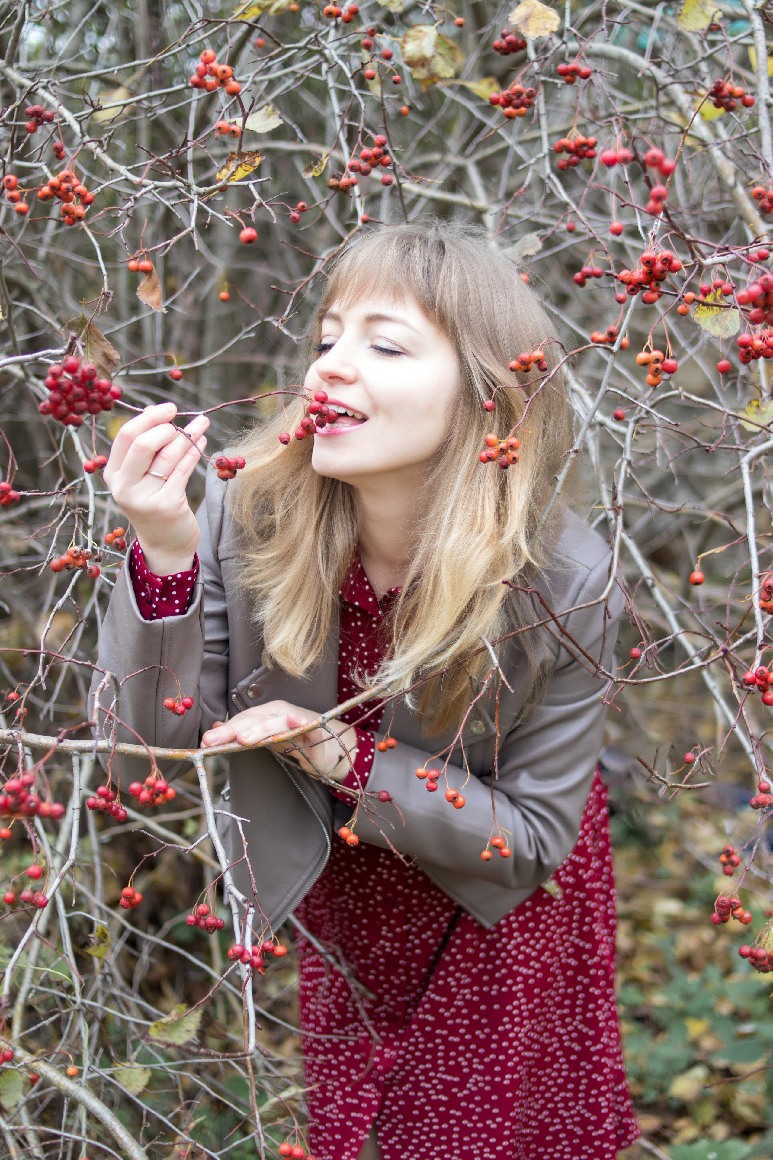 Красивая девушка ест боярышник