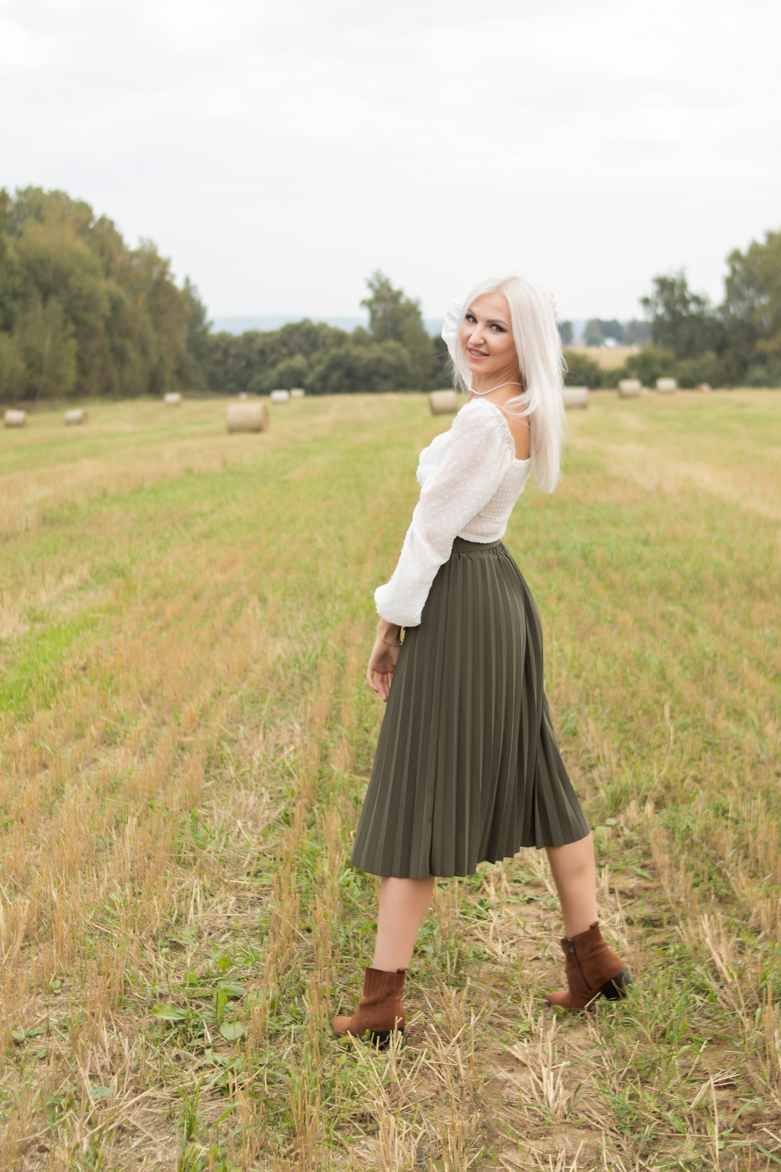 Елена в поле с рулонами сена. Фотограф в Серпухове Наталья Руденко