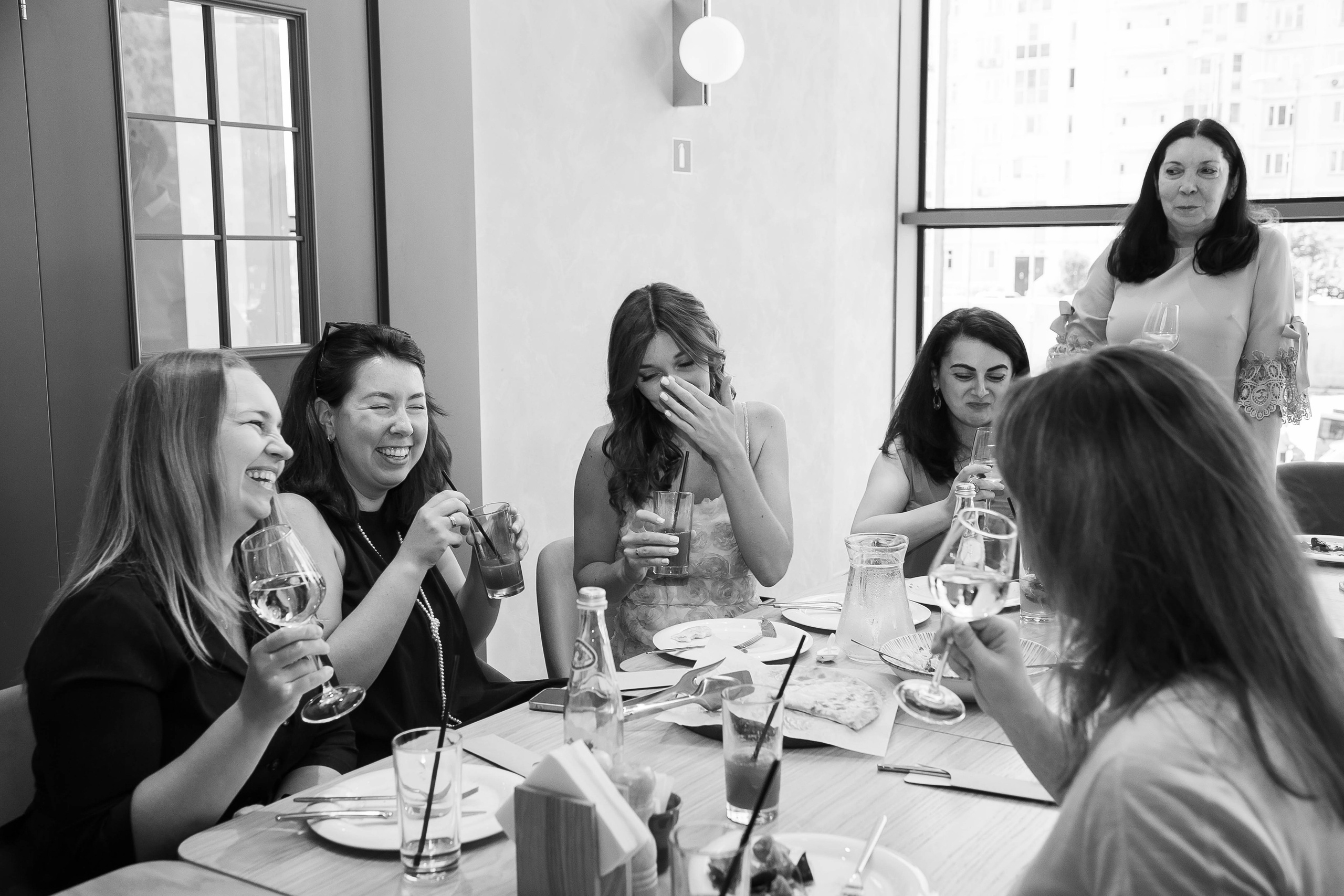 Репортажная съемка дня рождения сестер — живые эмоции праздника в Москве. Фотограф Анна Татаурова | Авторская фотосъемка в Москве