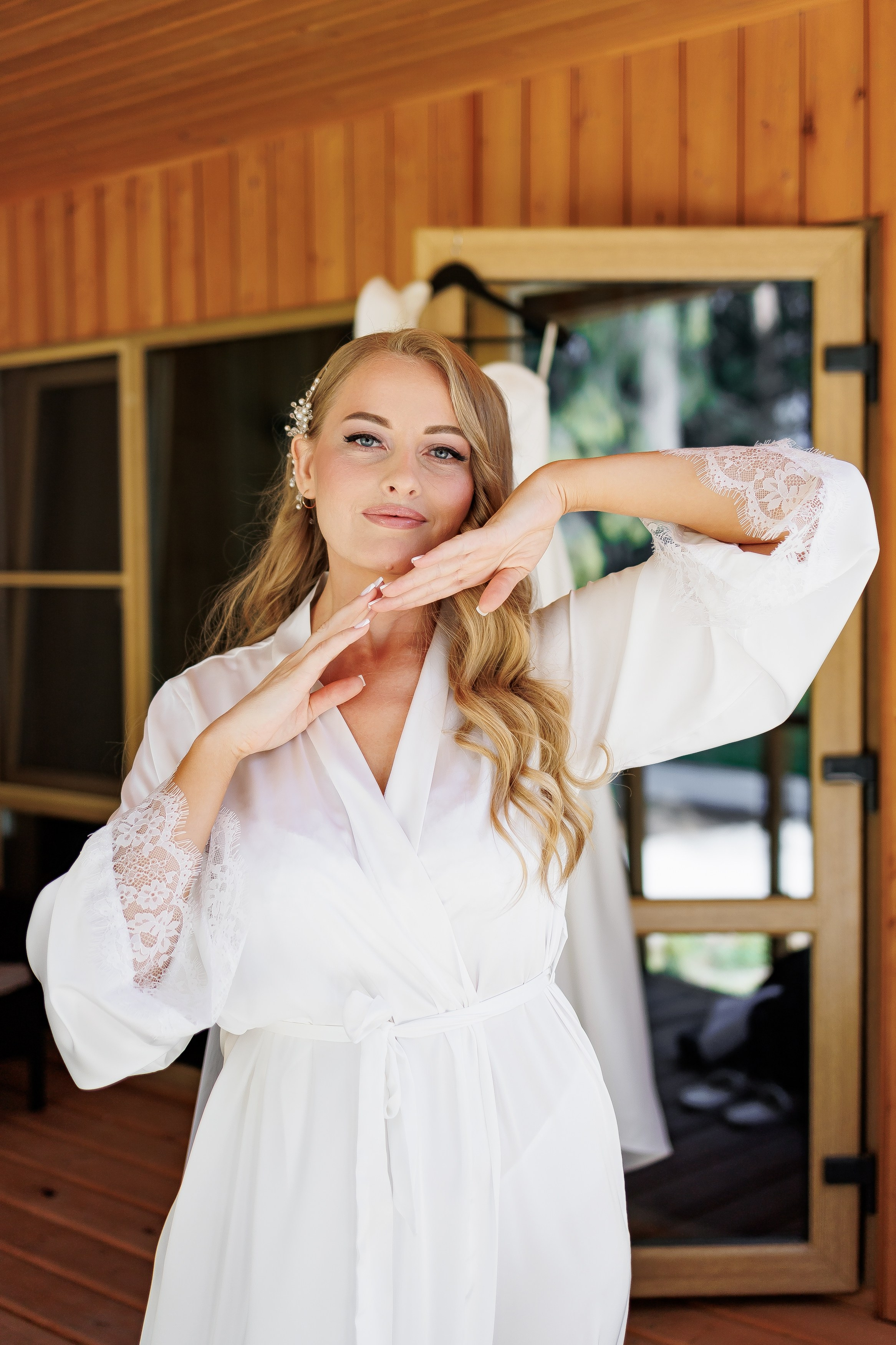 Запечатлейте свою любовь в каждом кадре: профессиональный свадебный фотограф создаст незабываемые моменты вашего особенного дня.