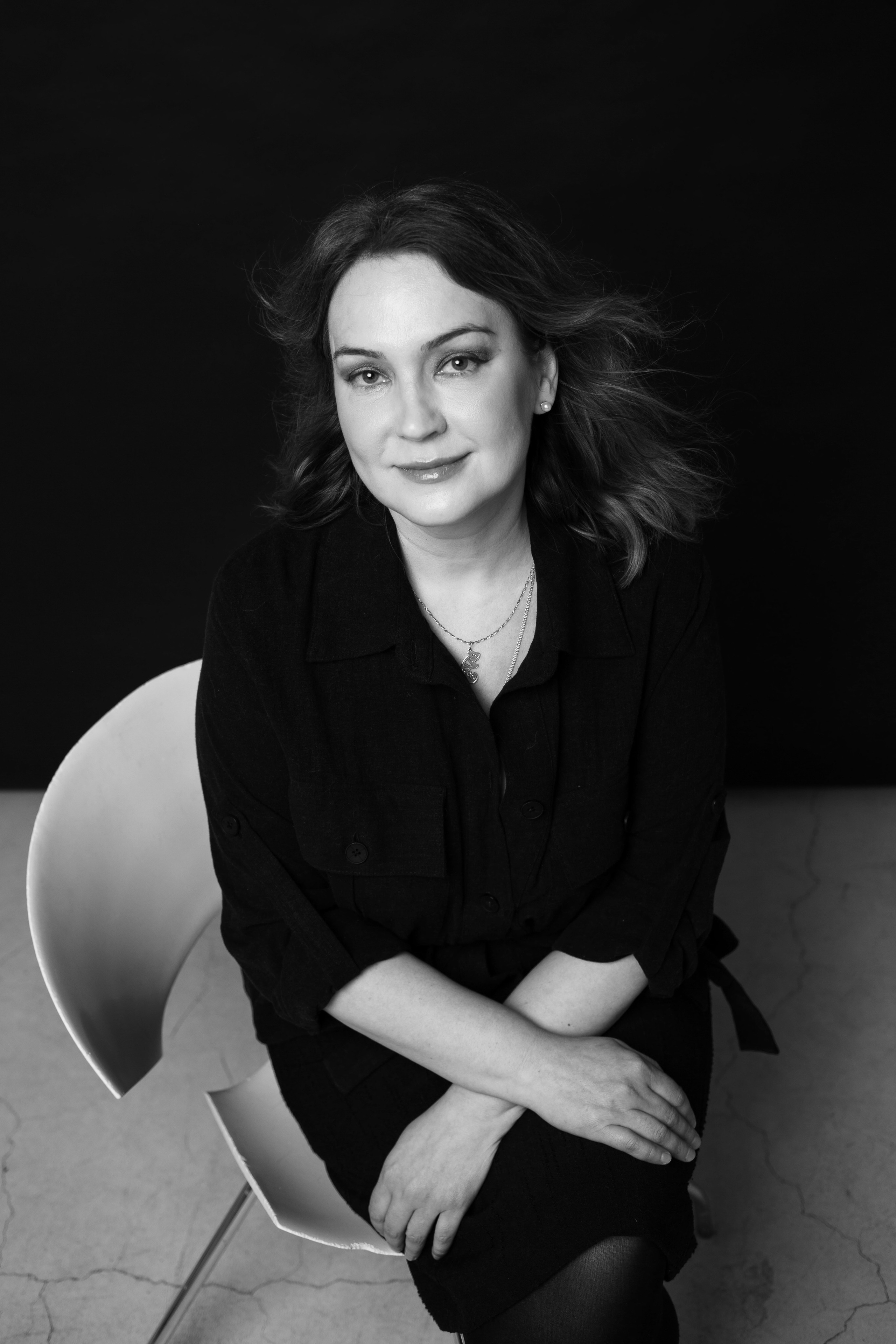 Ч/б портрет сидя со скрещенными руками, минималистичная женская съемка, светлый фон, студия Петербург