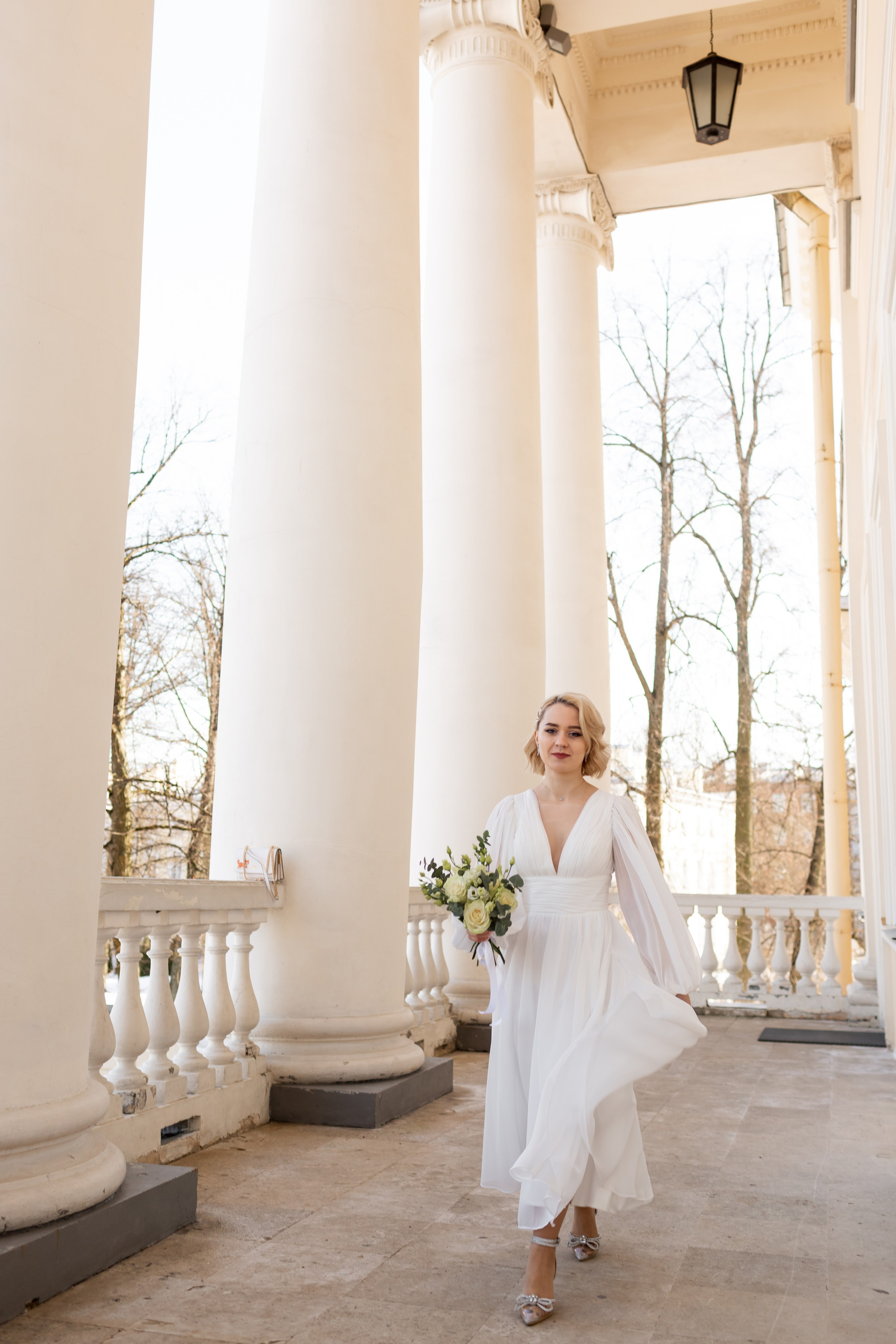 Невеста в нежном весеннем образе: легкое платье, лаконичный букет, стильная прическа.