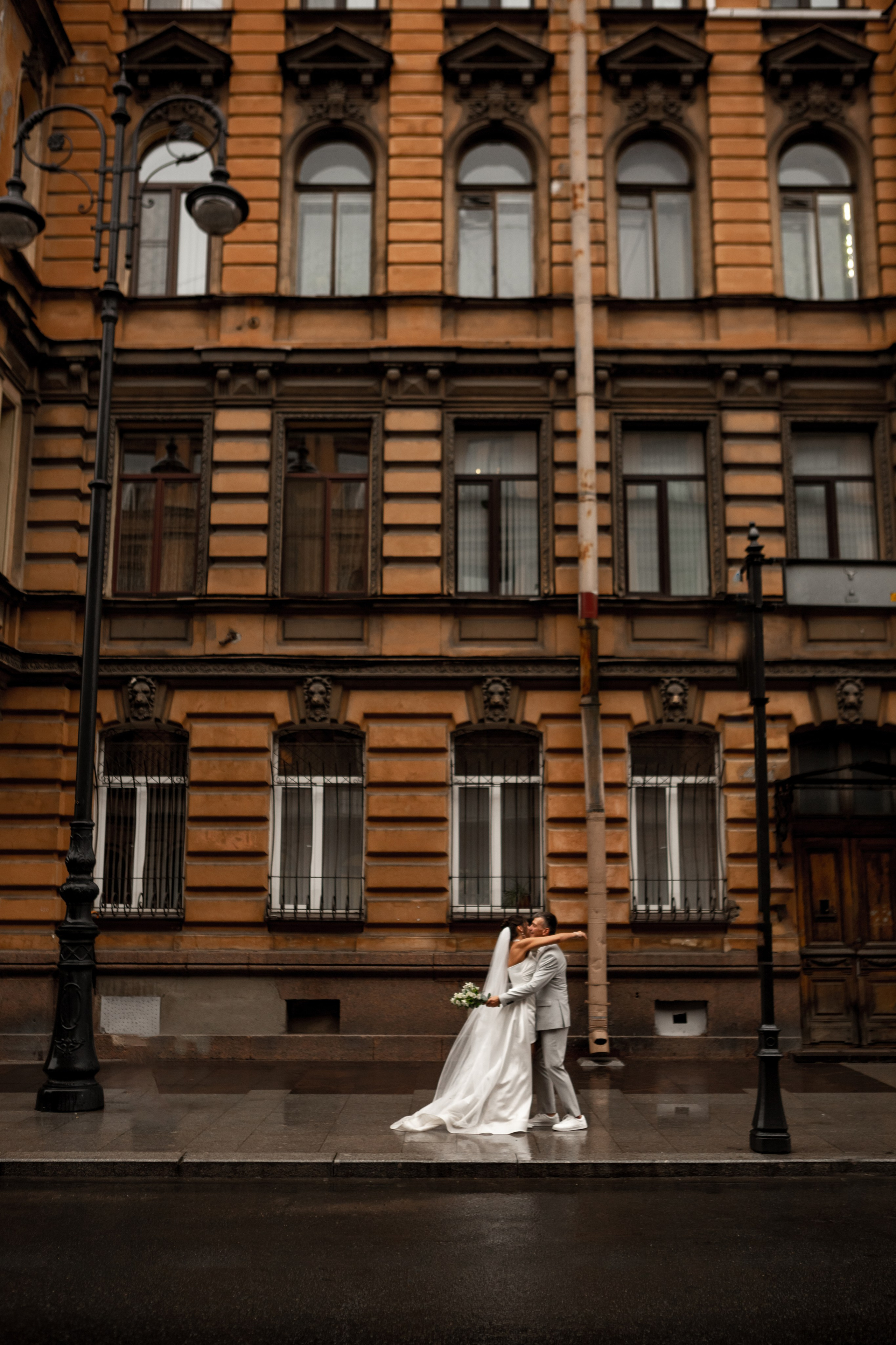 Свадебная фотопрогулка в ночном Петербурге