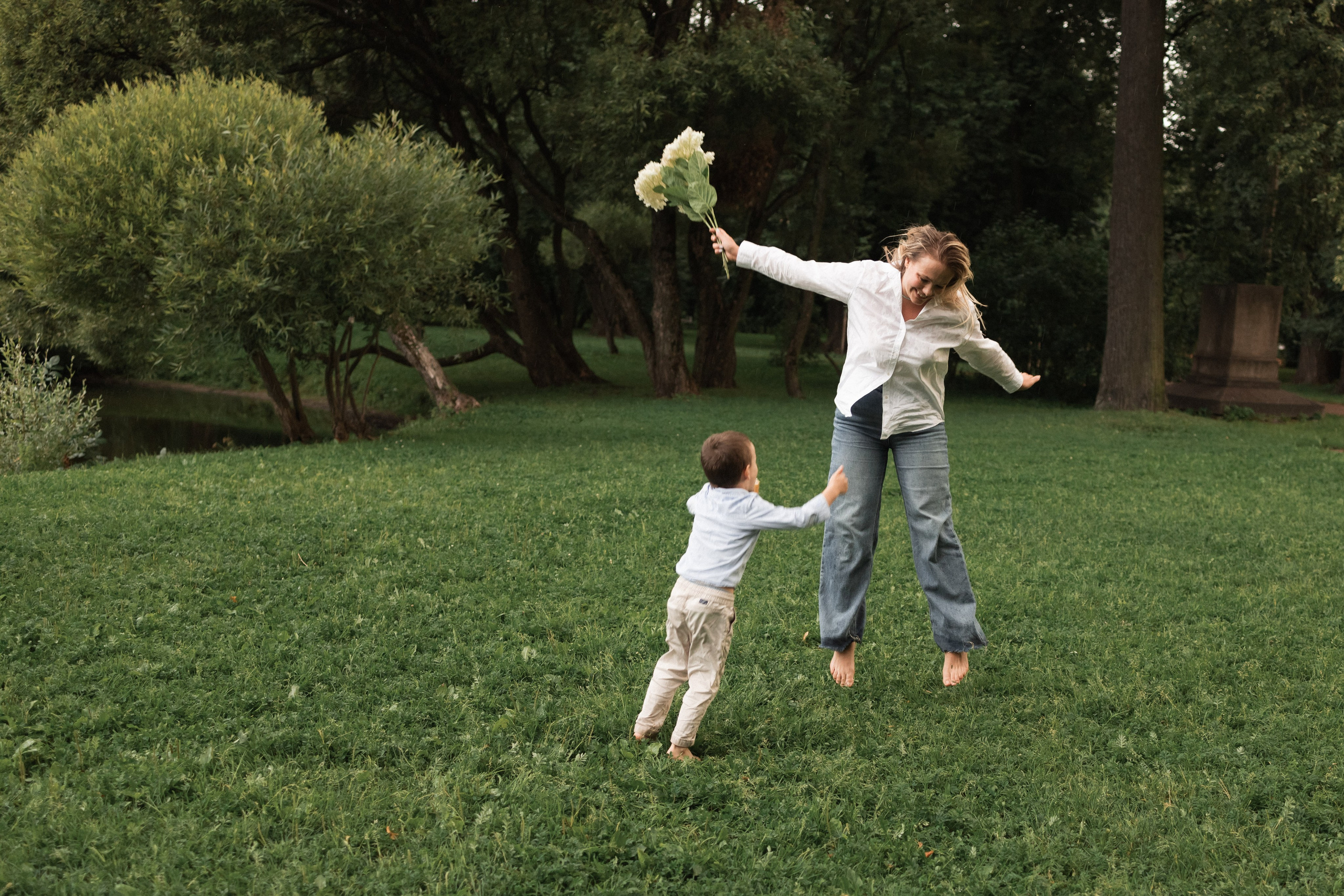 мама и сын играют на поляне живые кадры