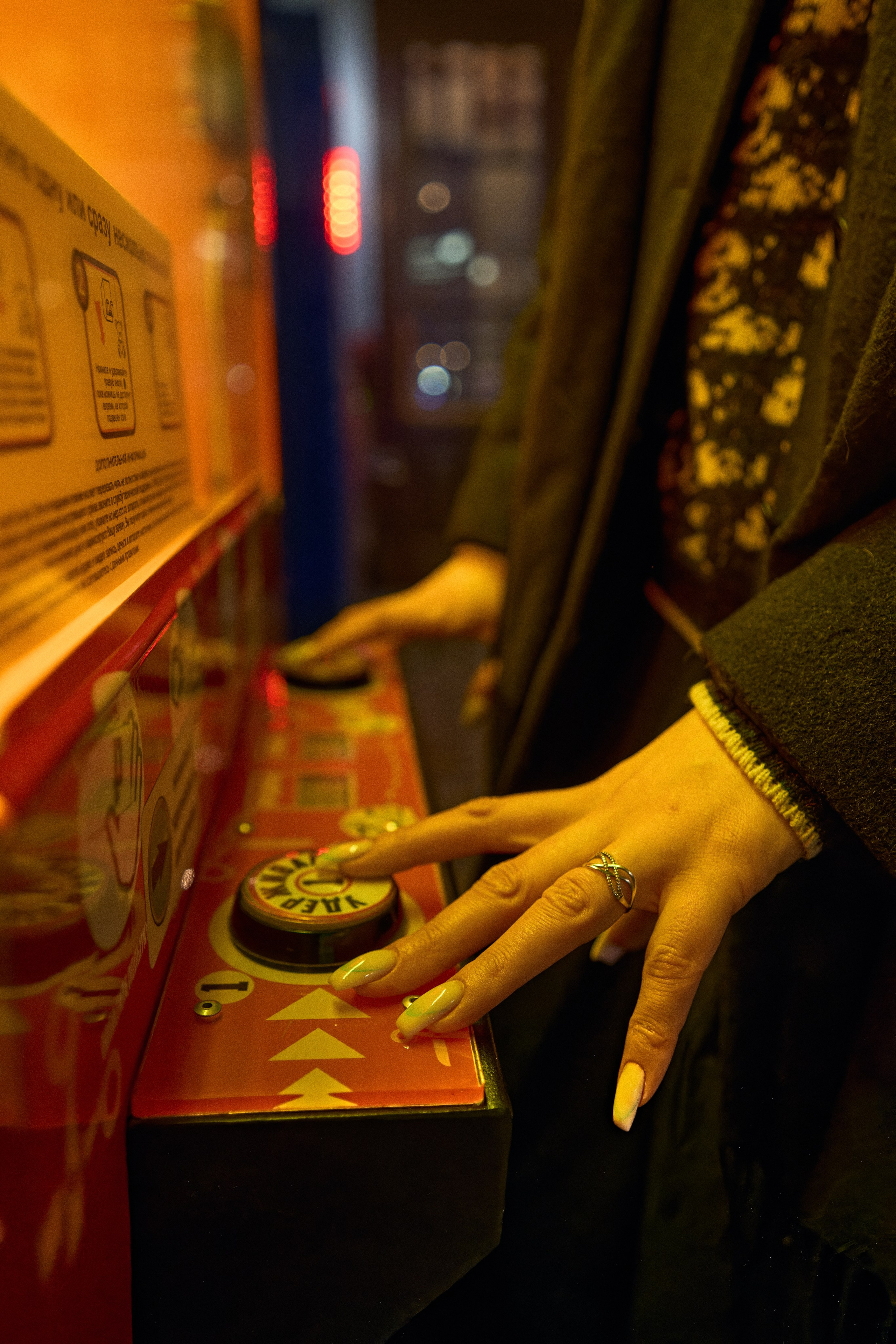 Руки девушки на игровом автомате 