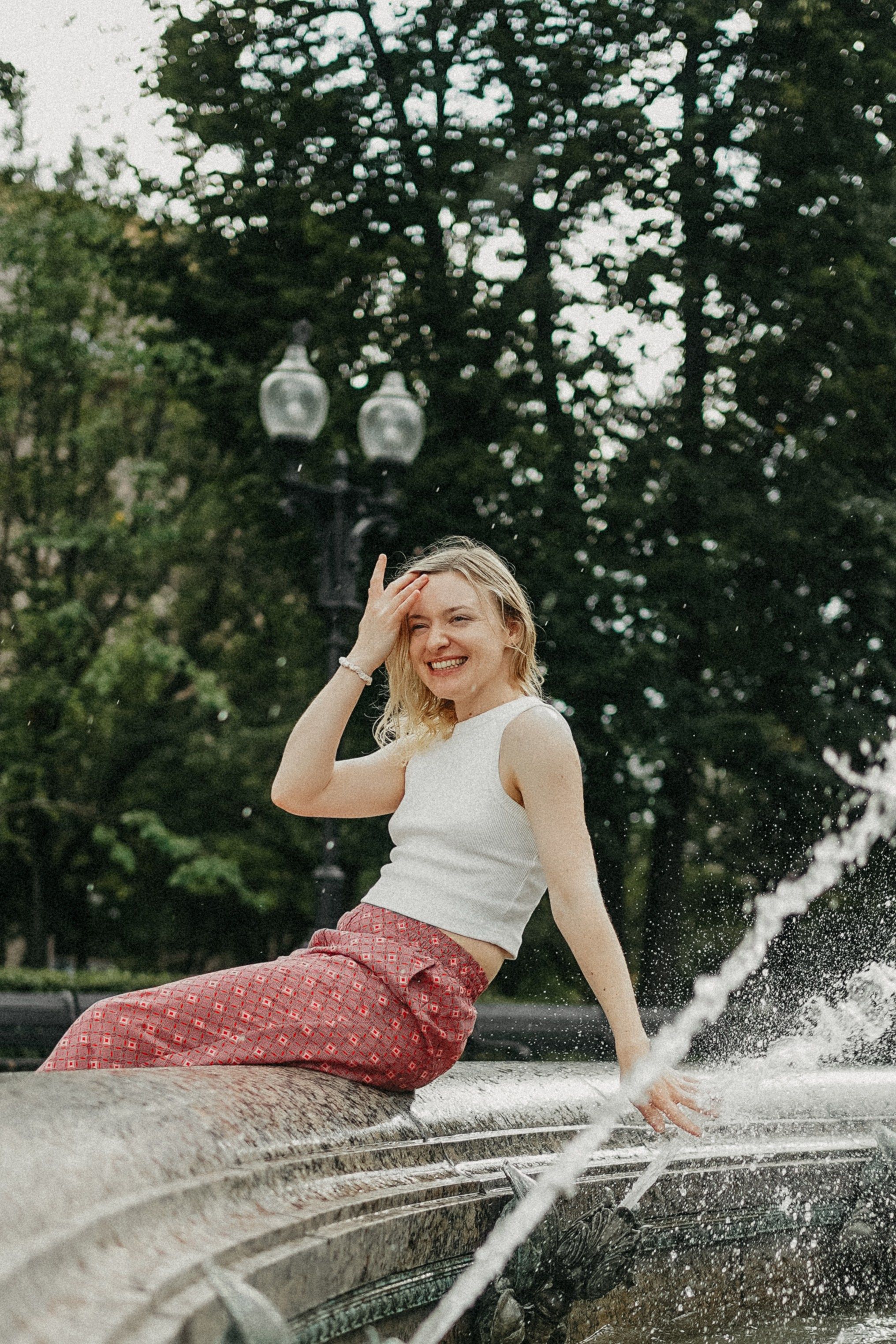 Девушка по городу шагает босиком. Фотограф Наталья Колганова