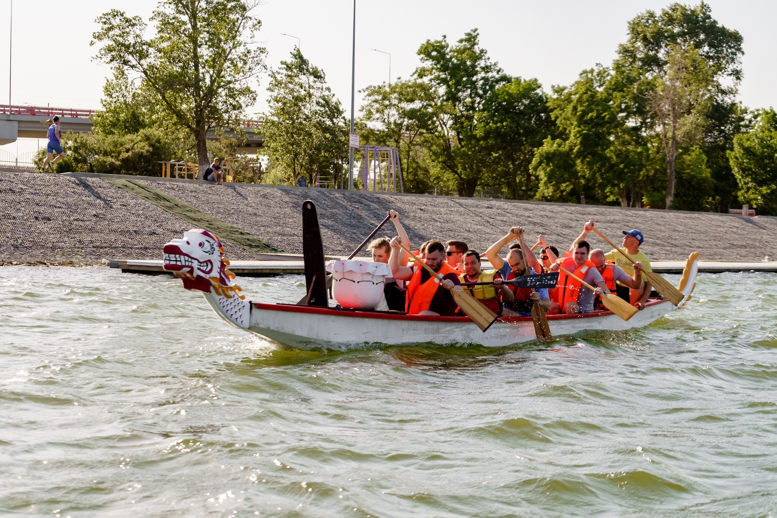 Соревнования на лодках-драконах. Студия событий ДЕЙЗИ. Организация мероприятий. Свадебное агентство в Ростове-на-Дону. Свадебный организатор. Организация свадьбы под ключ