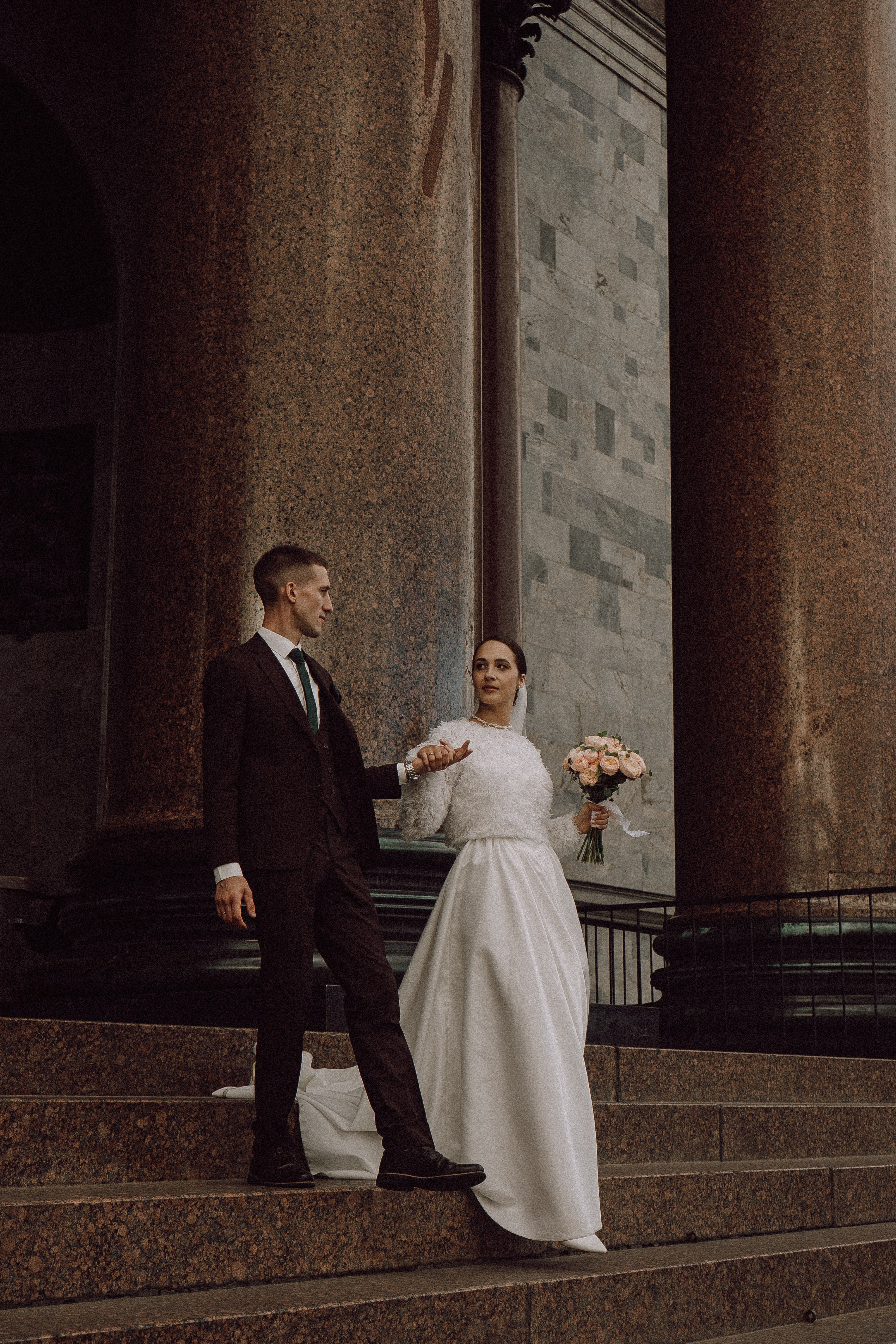 СВАДЕБНАЯ ПРОГУЛКА В САНТК-ПЕТЕРБУРГЕ (ИСАКИЕВСКИЙ СОБОР, ЗИМНЯЯ КАНАВКА, ЭРМИТАЖ И БОЛЬШАЯ МОРСКАЯ УЛИЦА). Профессиональный фотограф, Санкт-Петербург — Виктория Богомолова