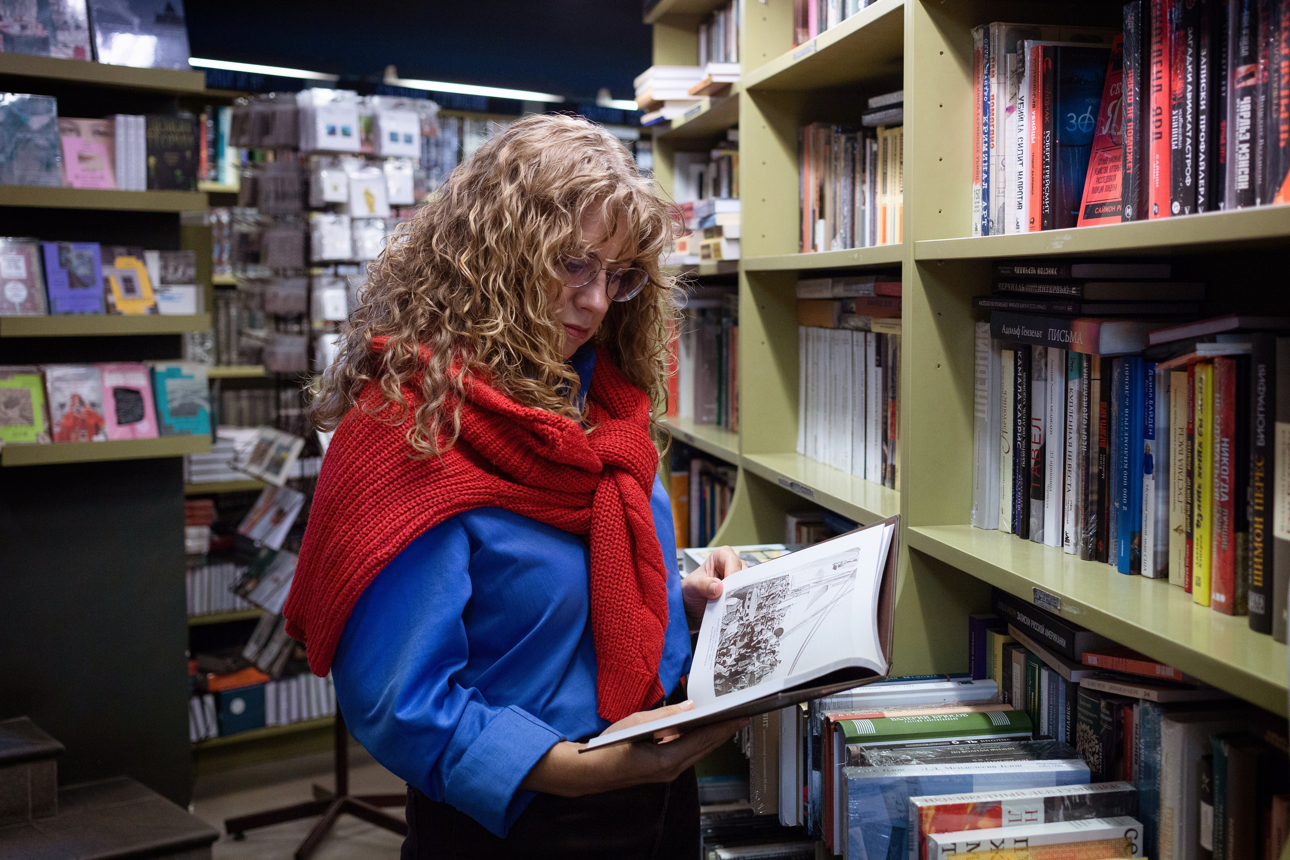 Фотосессия в СПб и книжном магазине Подписные издания. Портретные фотосессии, контент-съемки, репортаж