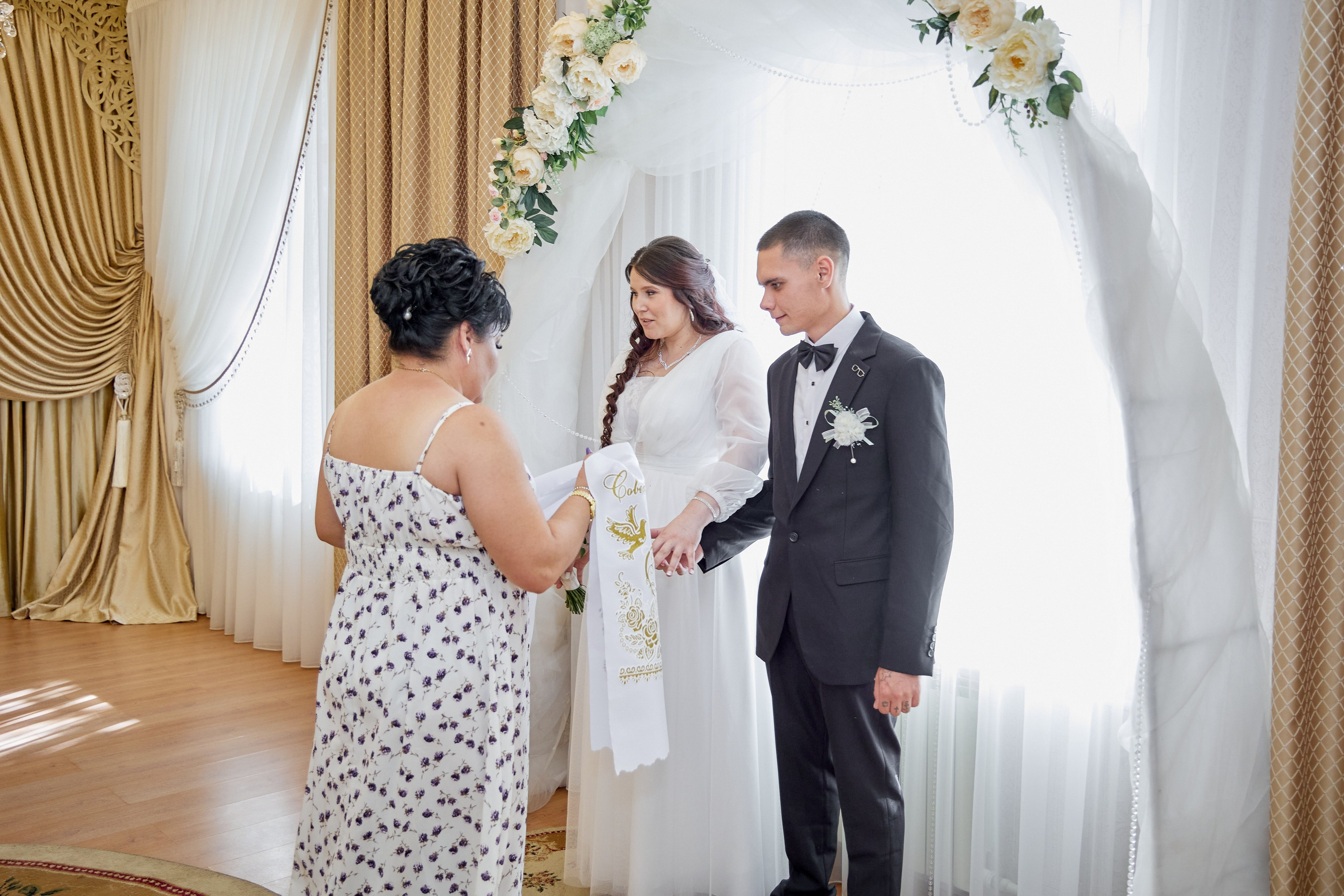 Фотосъемка в ЗАГСе, прогулка молодых, банкет