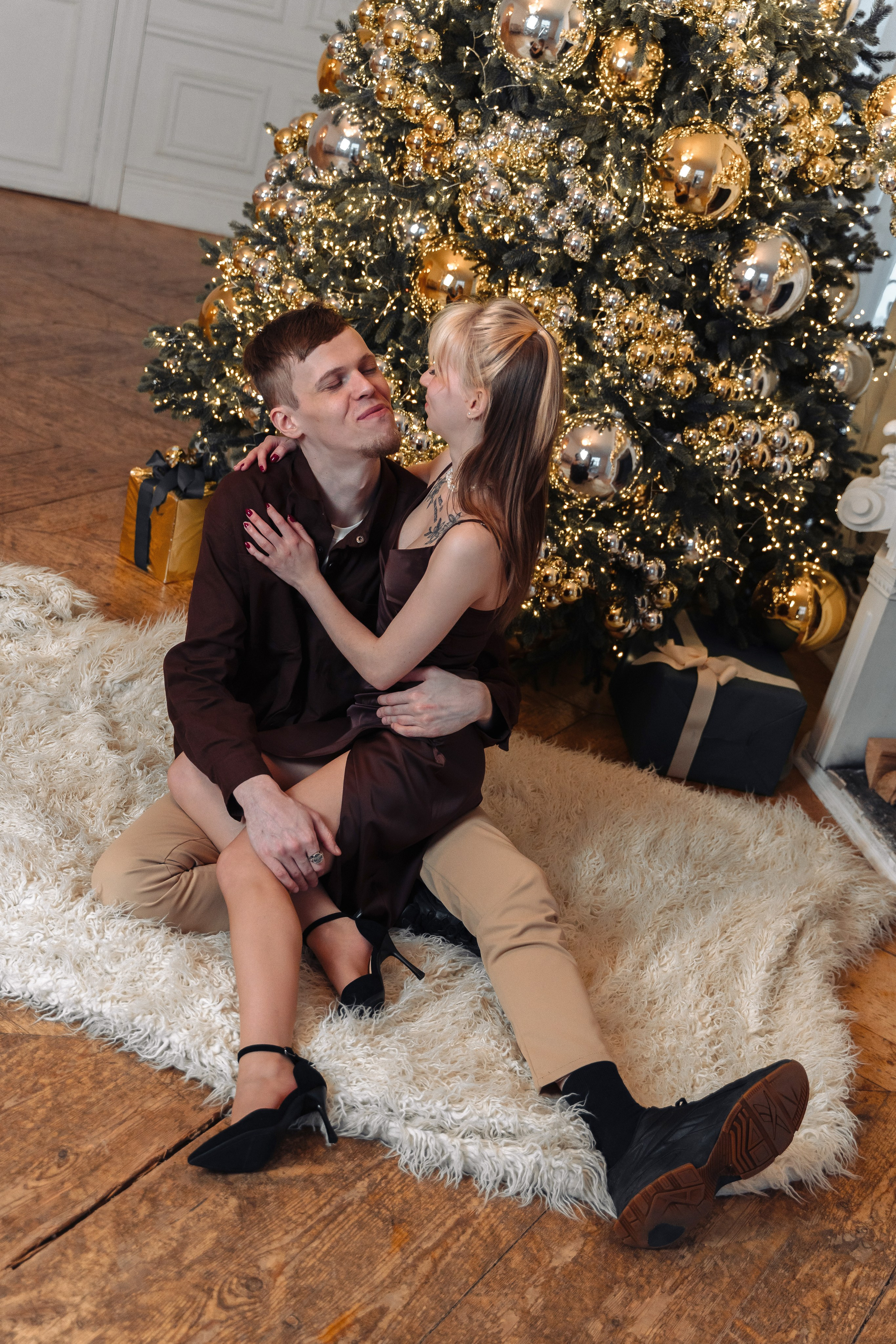 Зимняя фотосессия лавстори с предложением руки и сердца в фотостудии