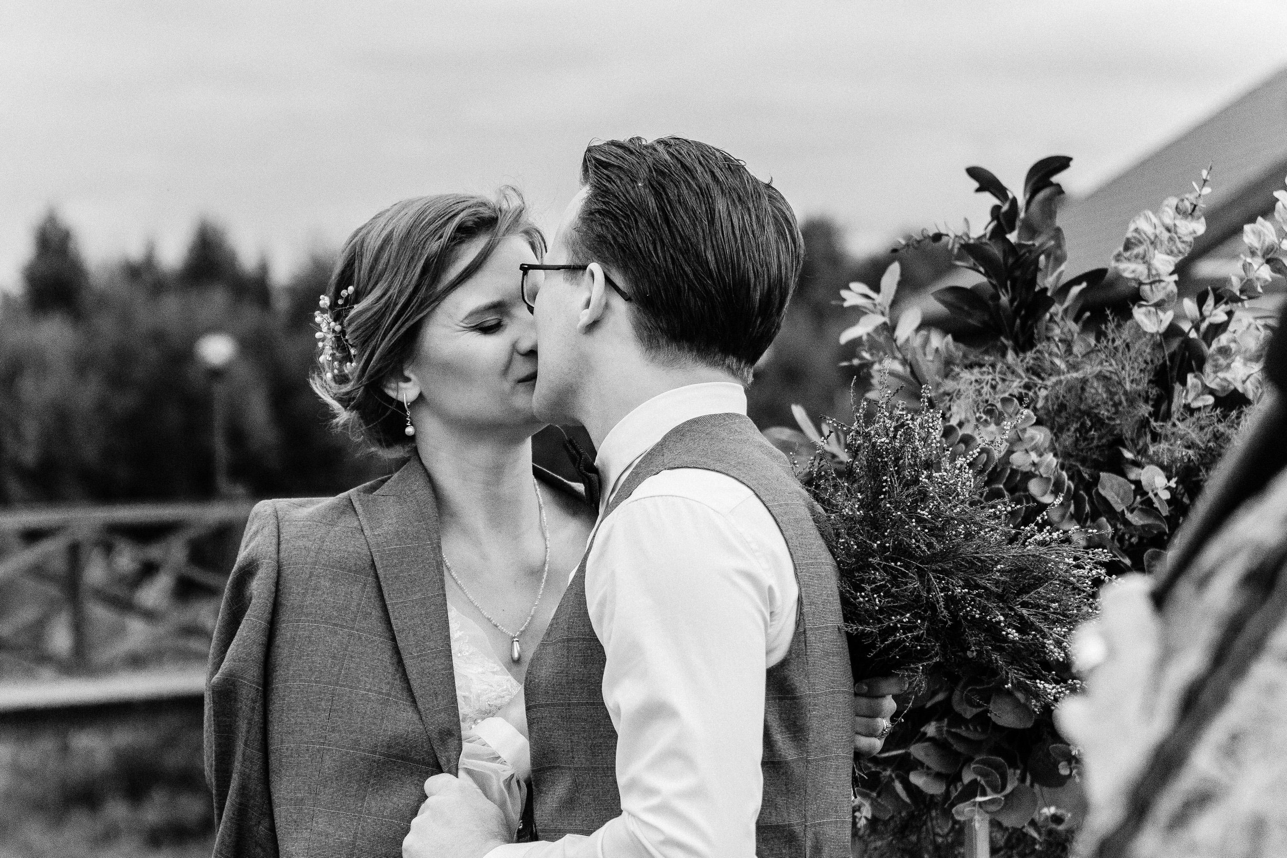 Свадебная фотосъёмка на природе, свадьба в борах. Свадебный и портретный фотограф в Архангельске Илья Труфанов