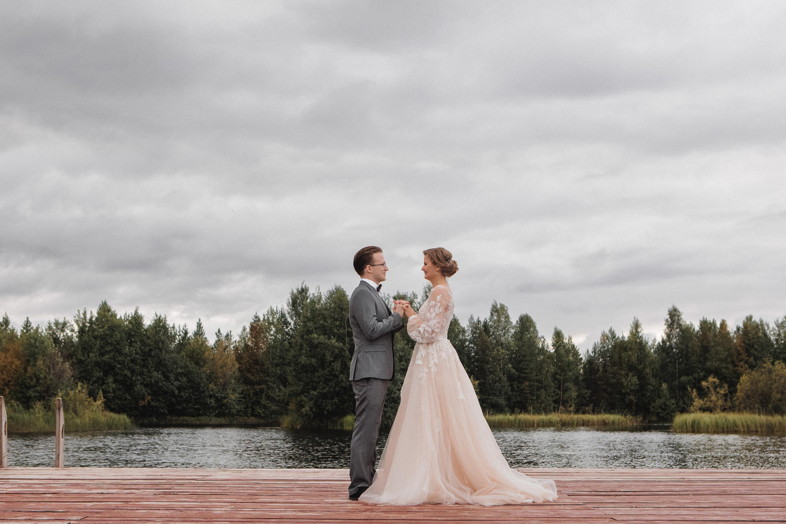 Свадебная фотосъёмка на природе, свадьба в борах. Свадебный и портретный фотограф в Архангельске Илья Труфанов