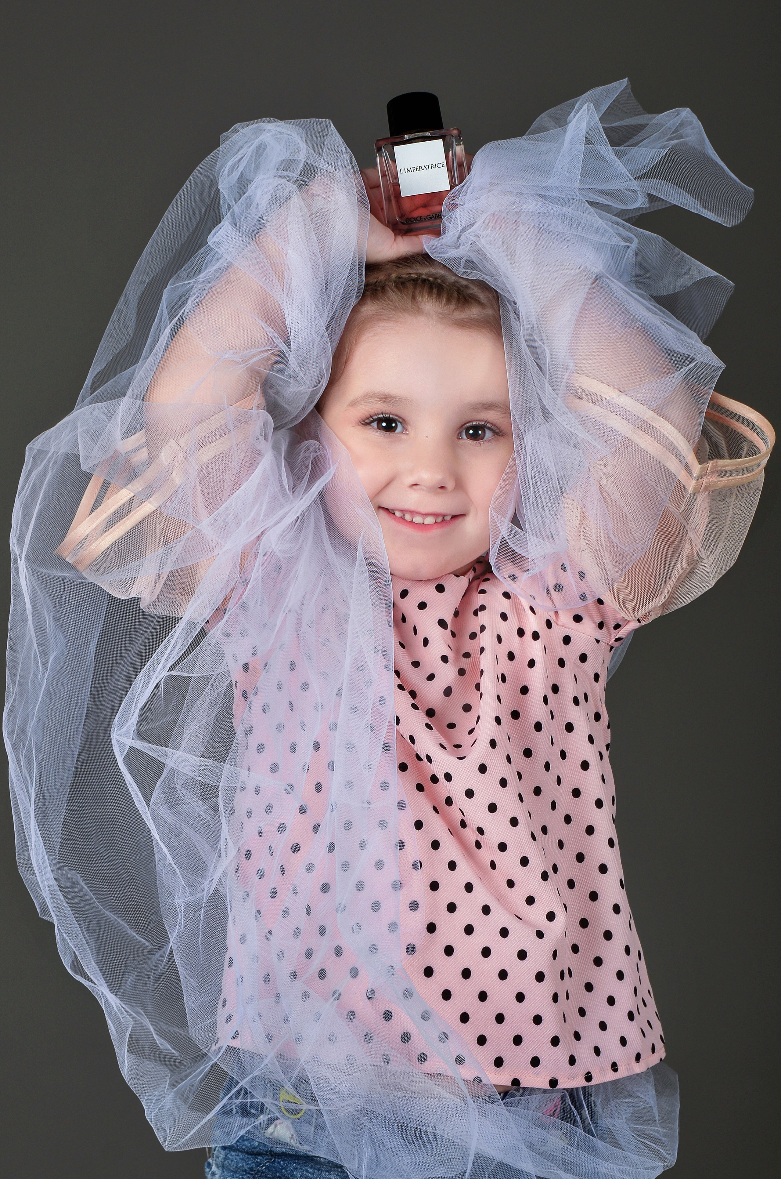 Фотосъёмка духов в руках детей. Фотографы для фотосессий в Новосибирске