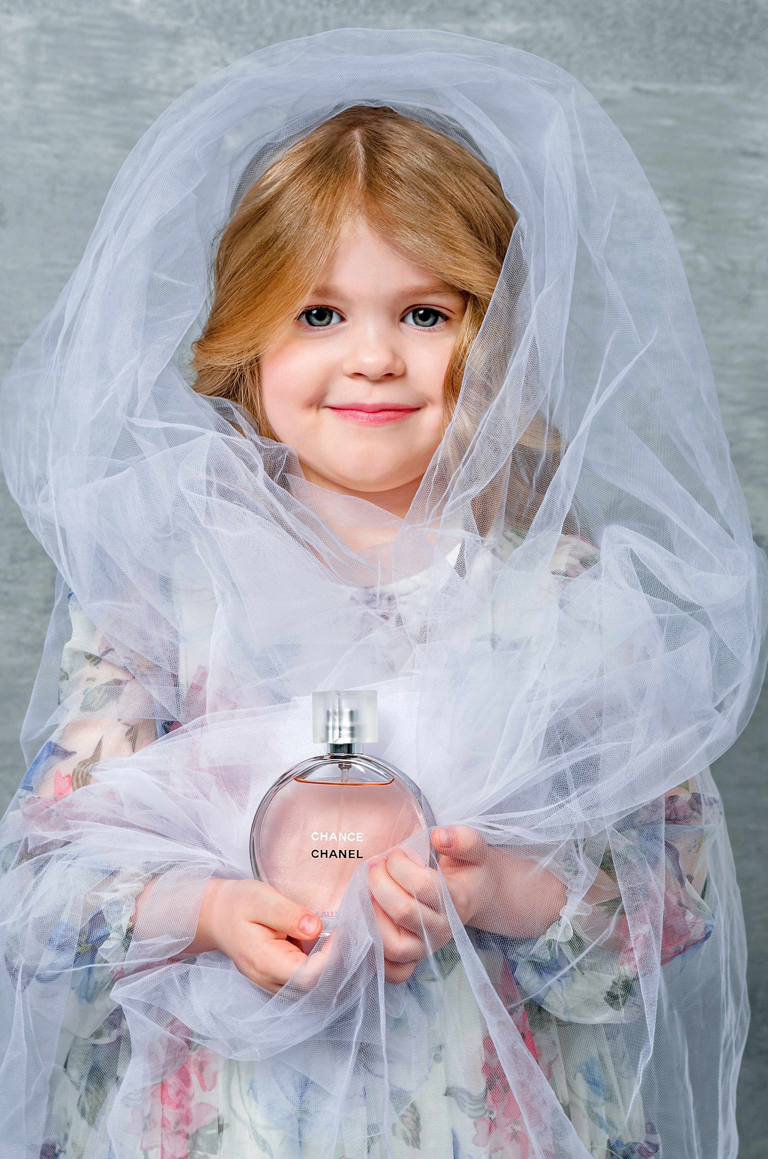 Фотосъёмка духов в руках детей. Фотографы для фотосессий в Новосибирске