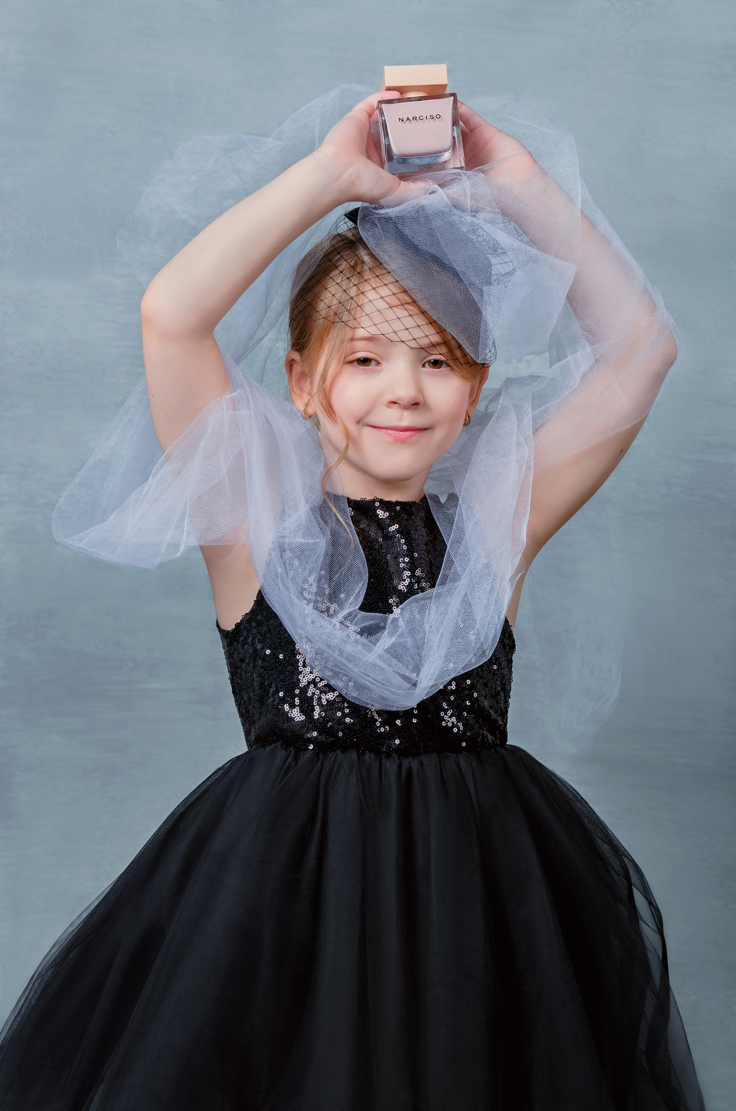 Фотосъёмка духов в руках детей. Фотографы для фотосессий в Новосибирске