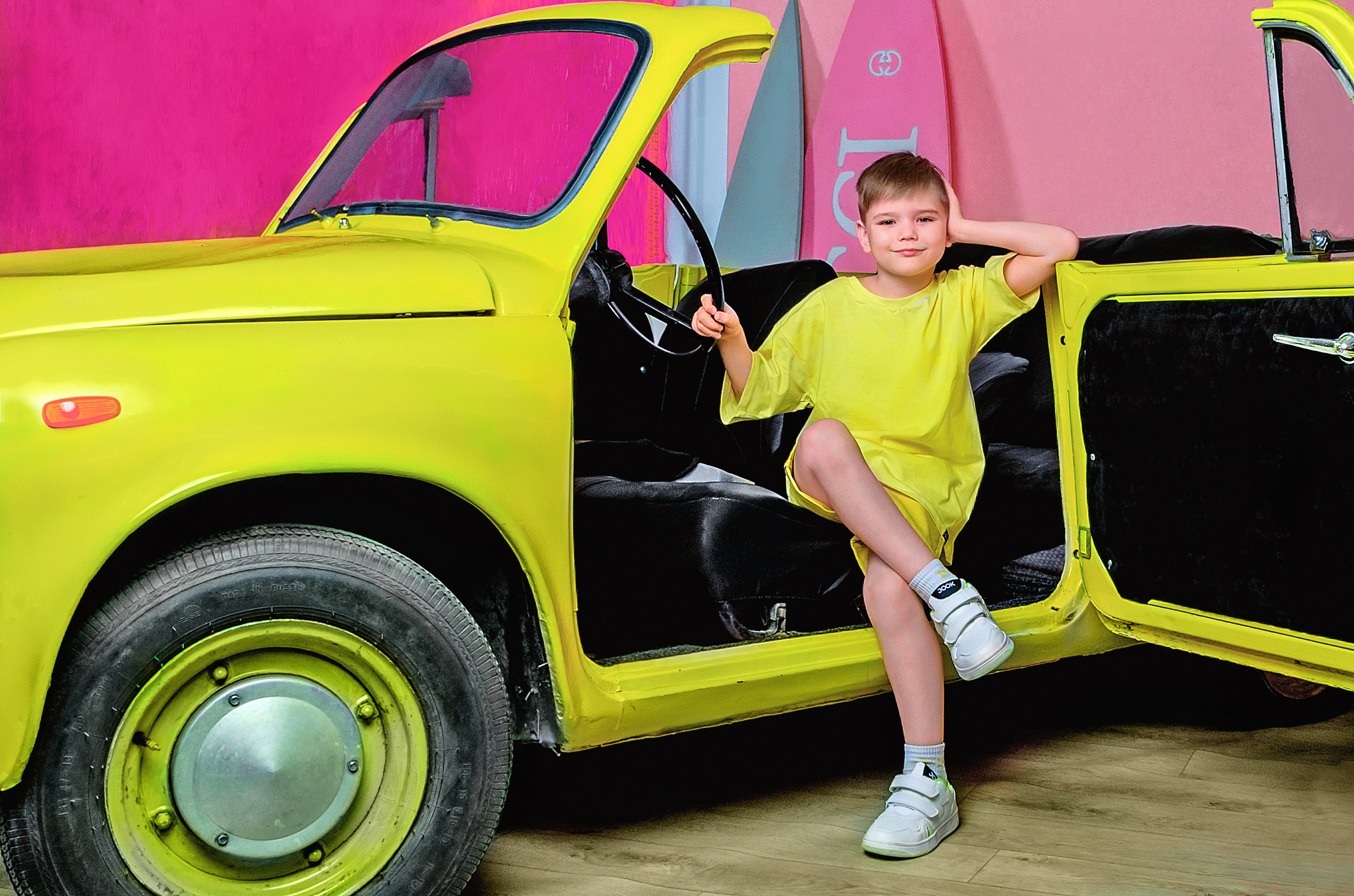 Дети с машинами в студии. Фотографы для фотосессий в Новосибирске